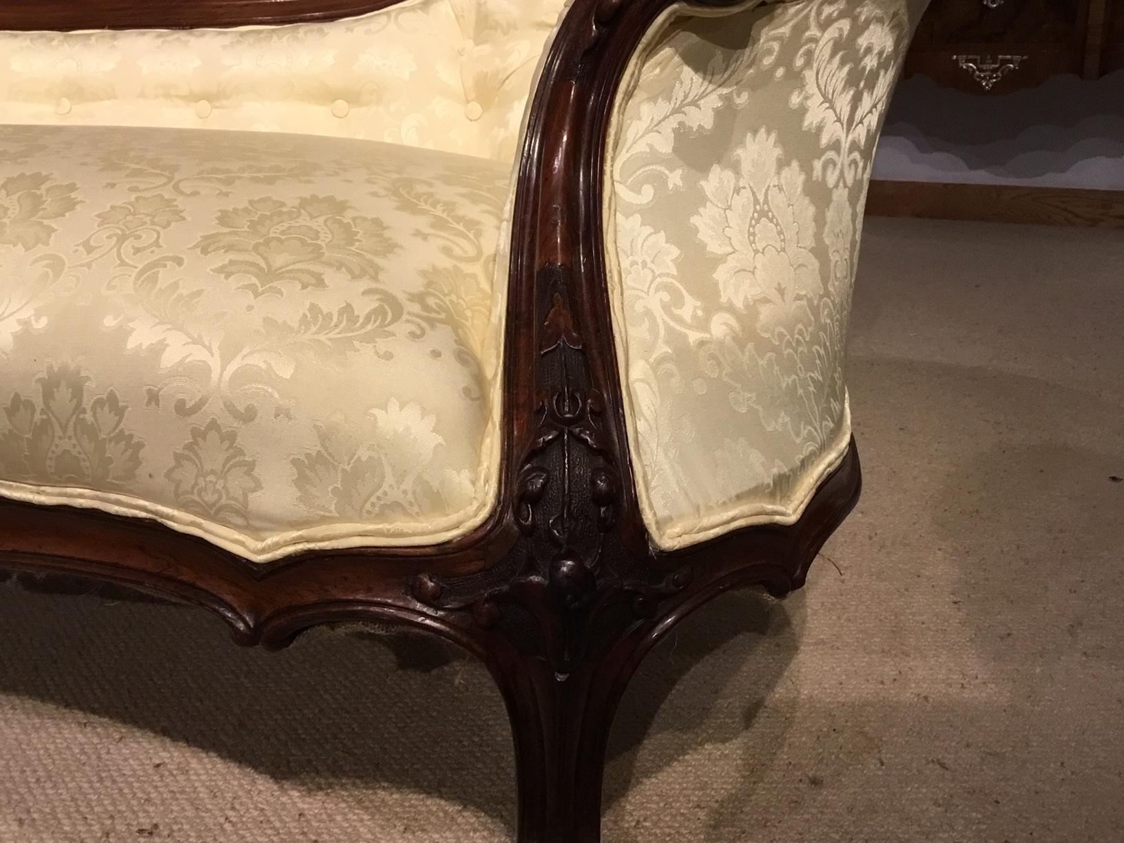 Fine Quality Walnut Victorian Period Boudoir Sofa 1