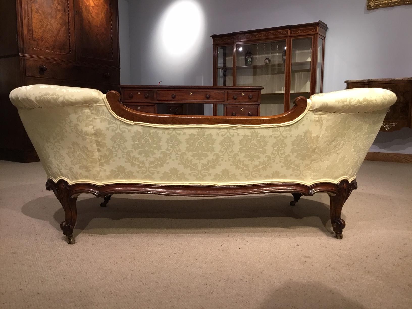 Fine Quality Walnut Victorian Period Boudoir Sofa 2