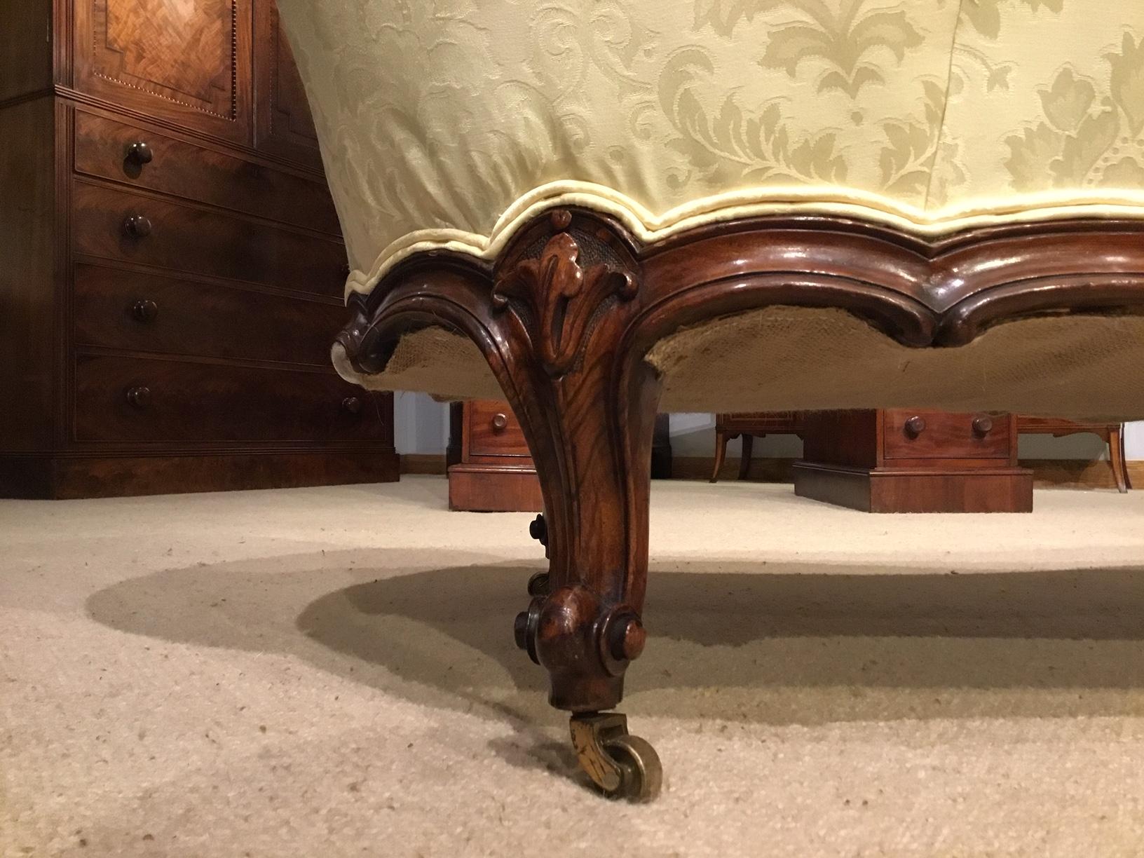 Fine Quality Walnut Victorian Period Boudoir Sofa 3