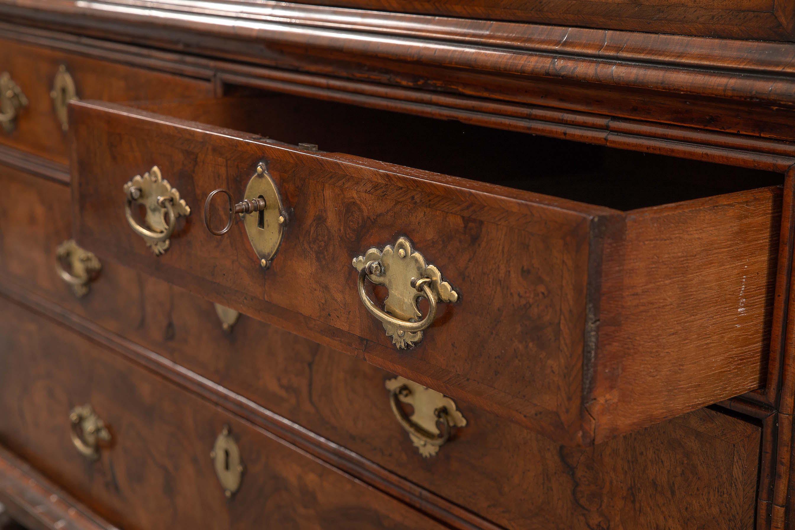 Fine Queen Anne Walnut Double Dome Cabinet In Good Condition For Sale In New York, NY