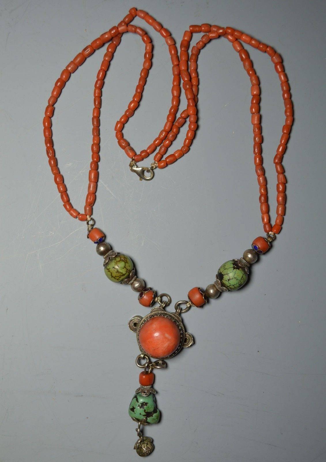 A antique silver coral and turquoise necklace Yunnan Tibet
Rare necklace with real antique salmon coral beads with genuine turquoise and silver
Nice wearable antique piece in fine condition
Period late 19th-early 20th century
Size 36 cm, 14