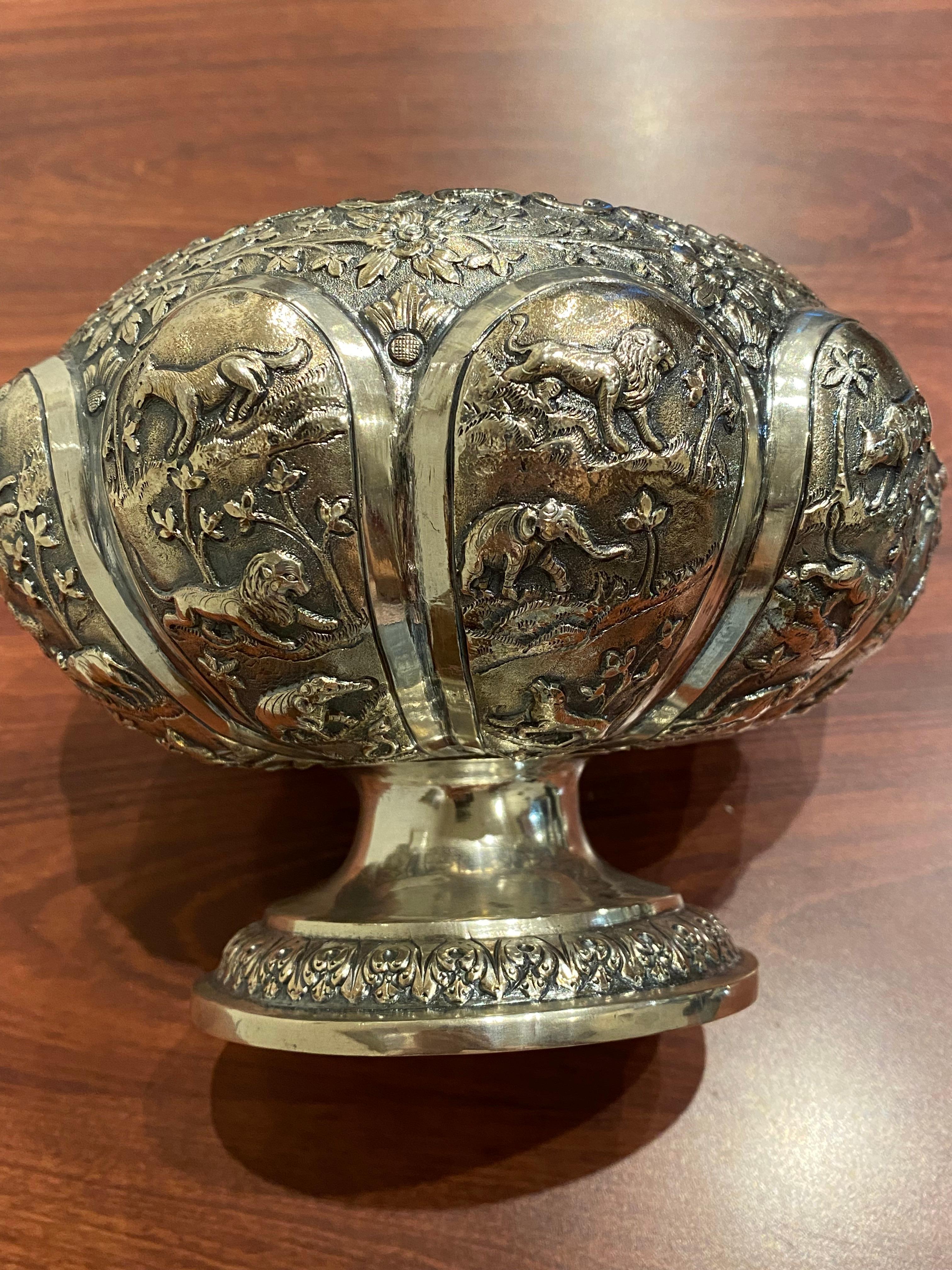 Fine & Rare Antique XIXc Silver Indian Kutchi Style Vase. Khadarabad, India. For Sale 8