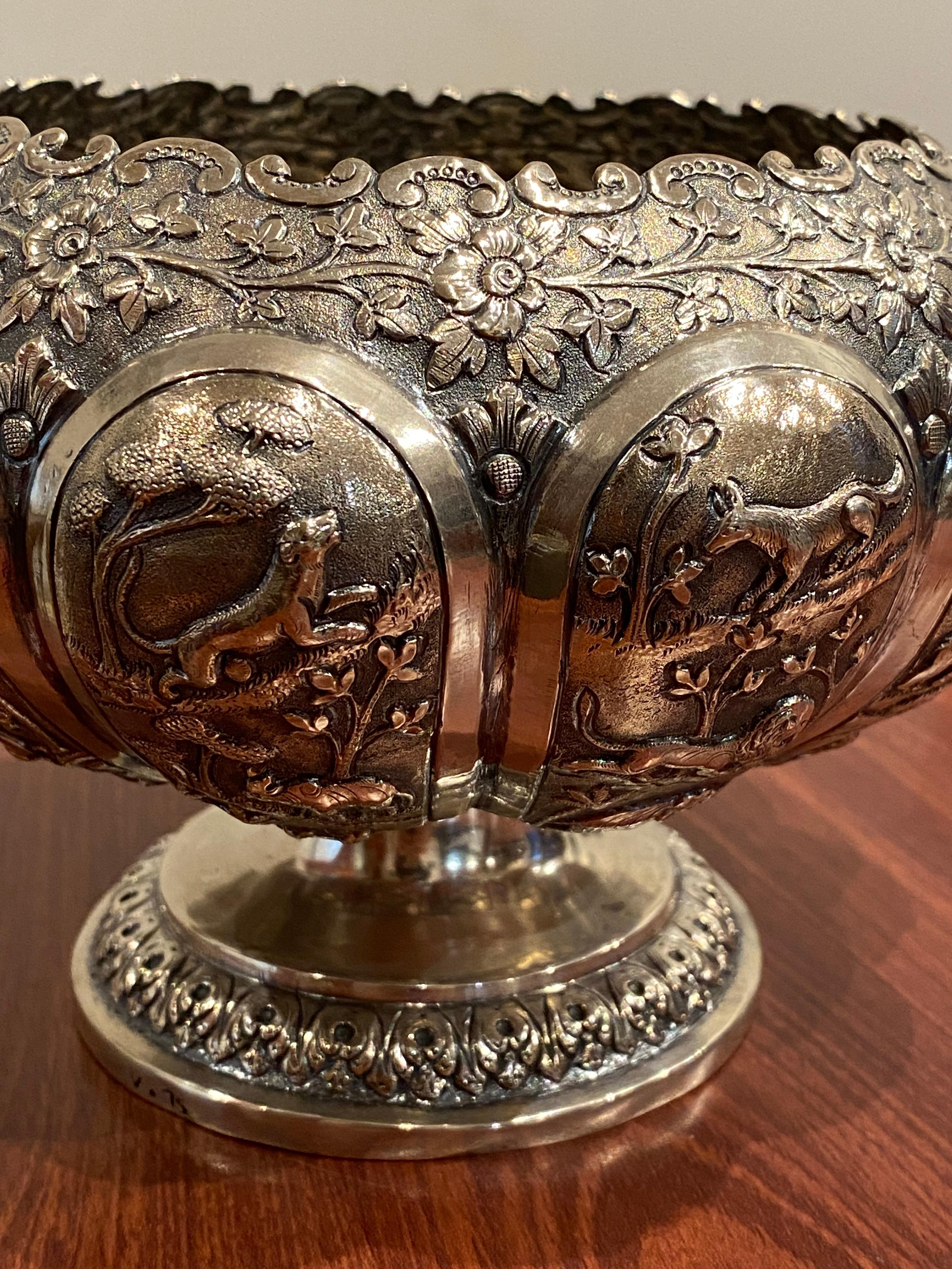 Fine & Rare Antique XIXc Silver Indian Kutchi Style Vase. Khadarabad, India. For Sale 3