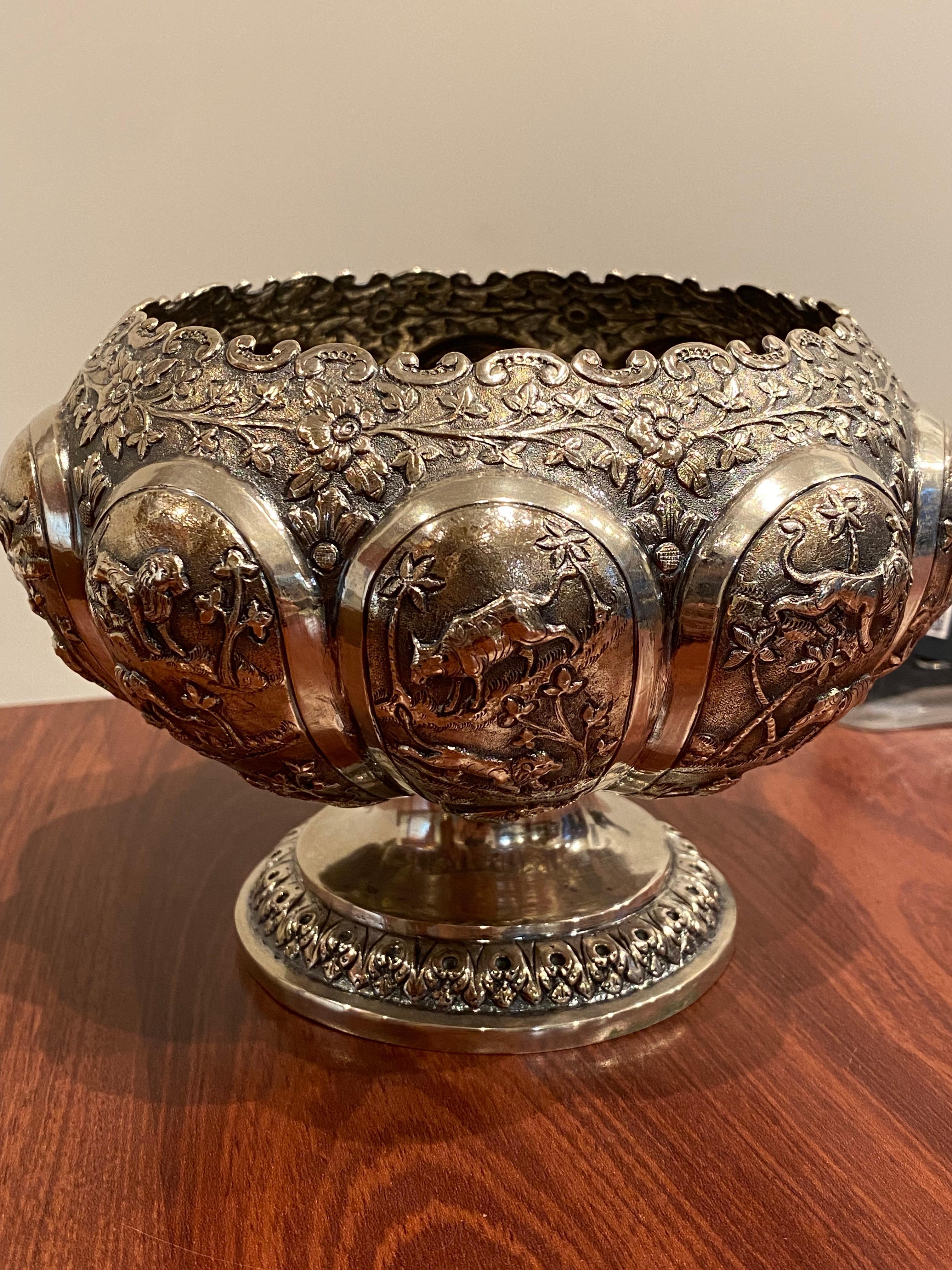 Fine & Rare Antique XIXc Silver Indian Kutchi Style Vase. Khadarabad, India. For Sale 4