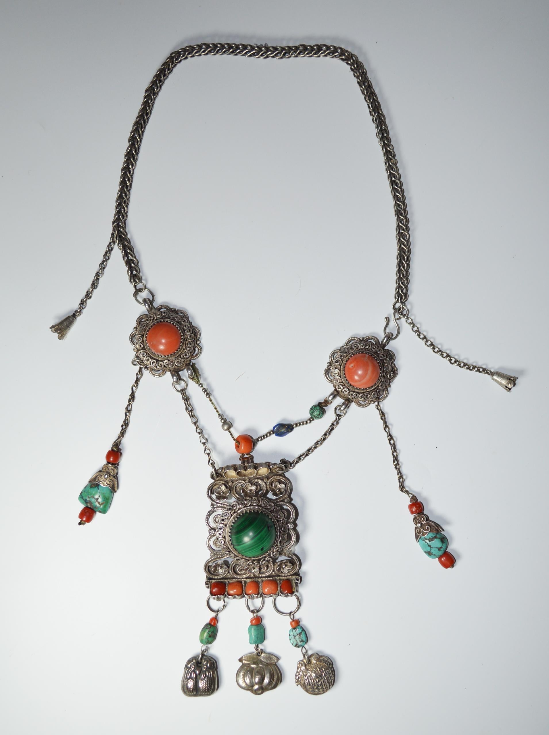 A rare and important Chinese antique silver filigree necklace with real antique salmon coral cabochon beads with turquoise and malachite
Chinese hall/makers mark on back
Qing period 19th century
Nice wearable antique piece in fine condition
Size