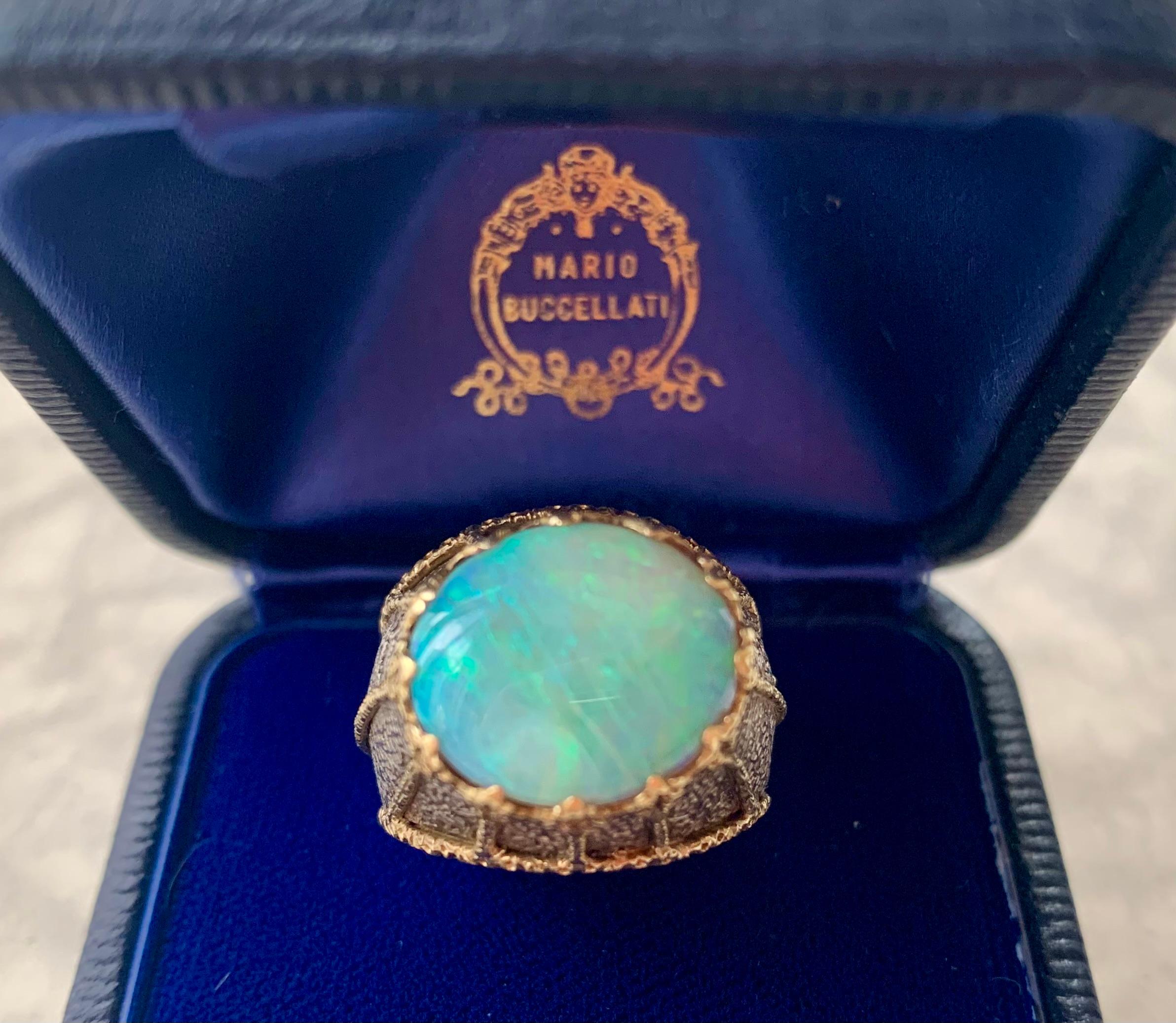 Fine Rare Estate Mario Buccellati Cabochon Opal 18K Gold Spider Web Ring In Good Condition For Sale In New York, NY
