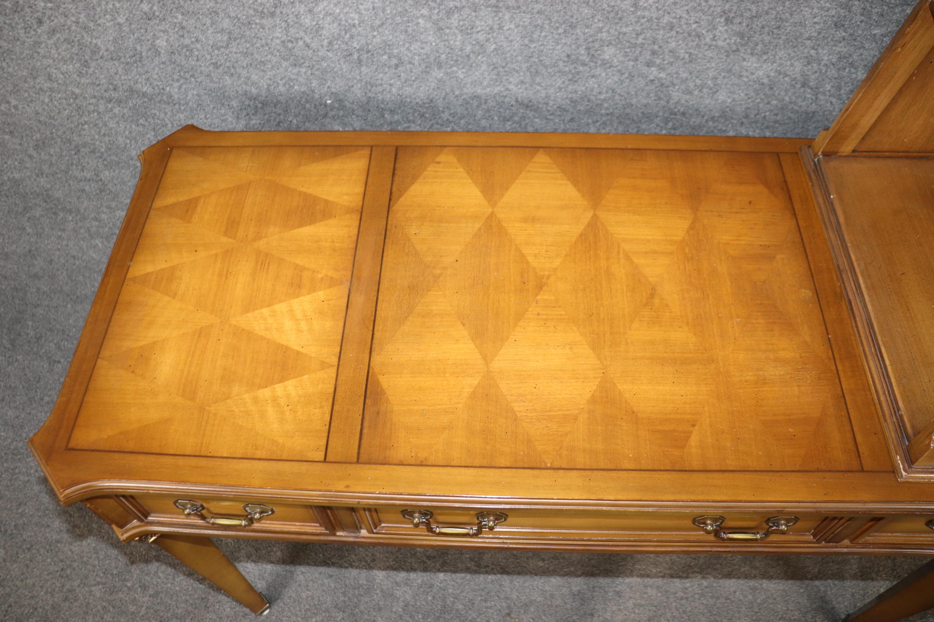 Escritorio de marquetería de madera de nogal francés Directoire en venta 3