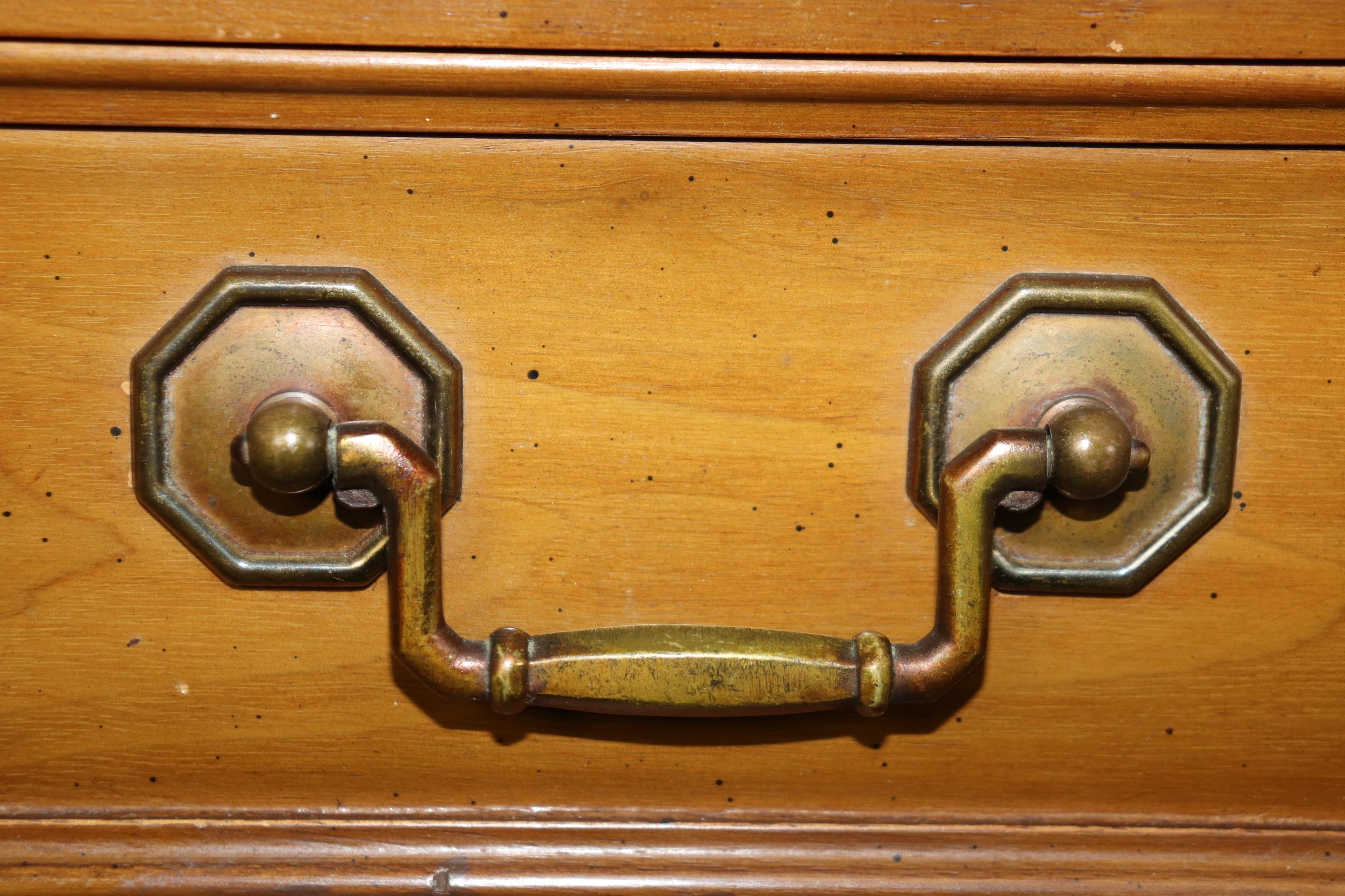 Escritorio de marquetería de madera de nogal francés Directoire en venta 6