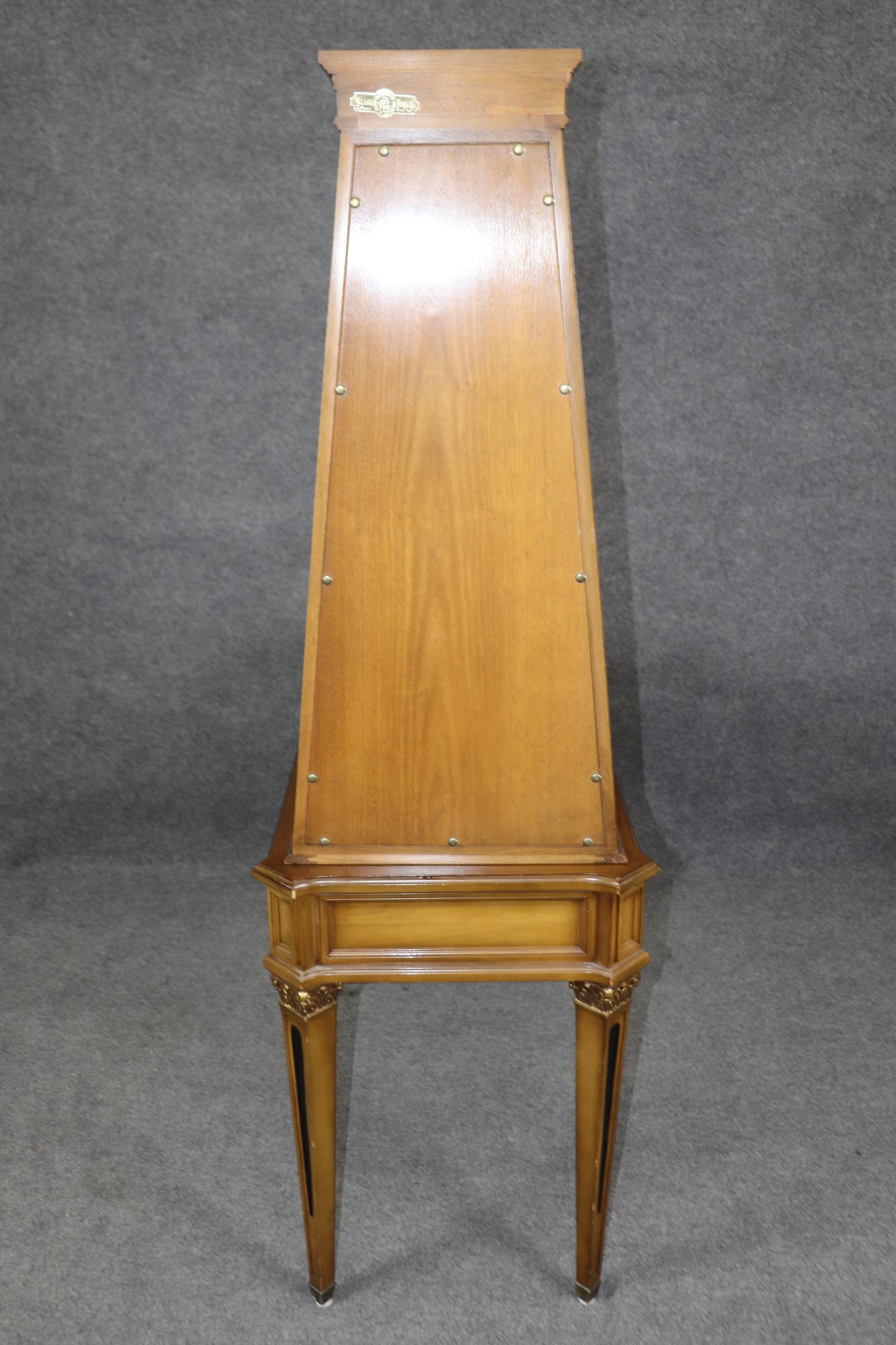 Escritorio de marquetería de madera de nogal francés Directoire mediados del siglo XX en venta