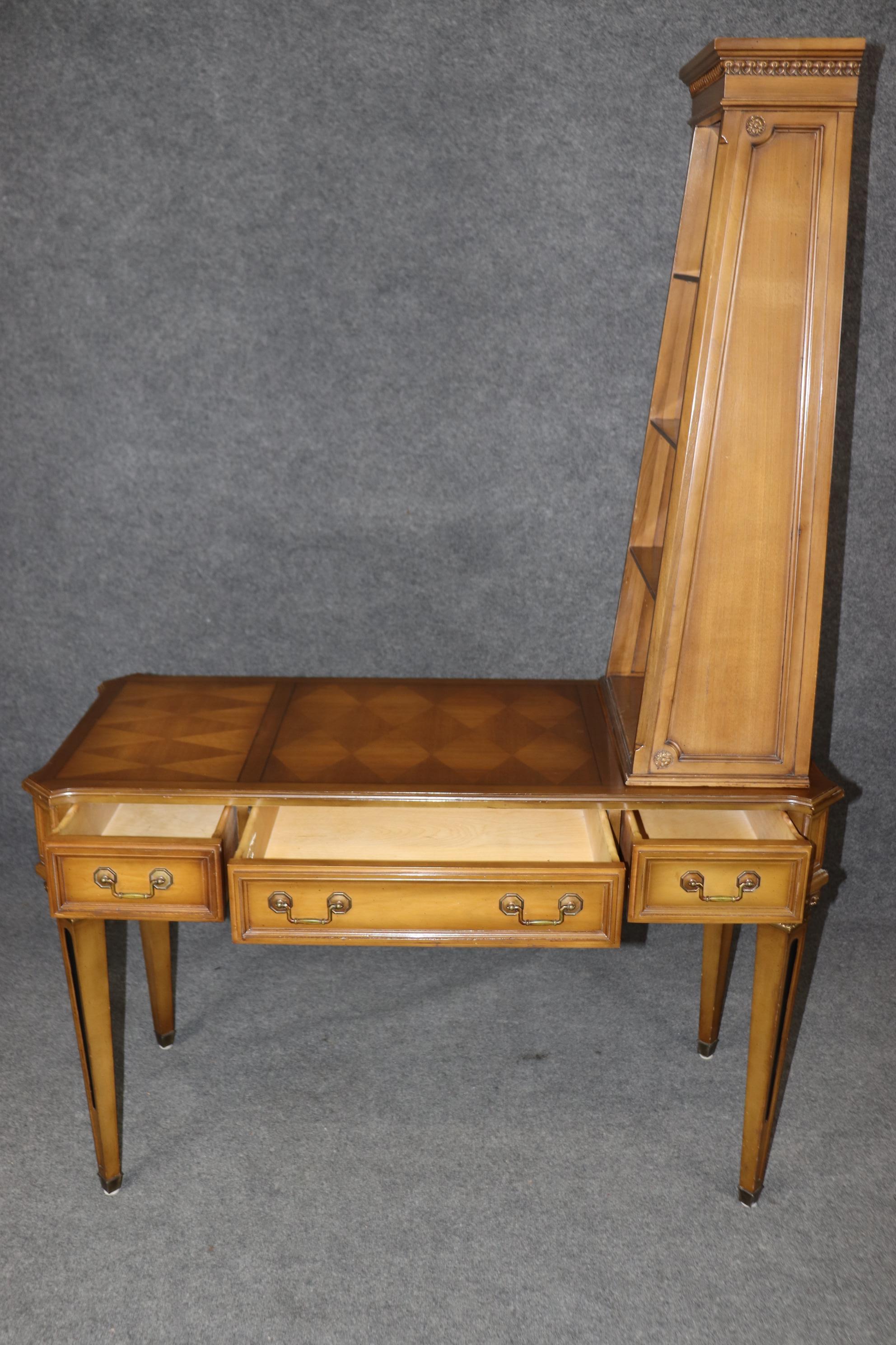 Escritorio de marquetería de madera de nogal francés Directoire Latón en venta