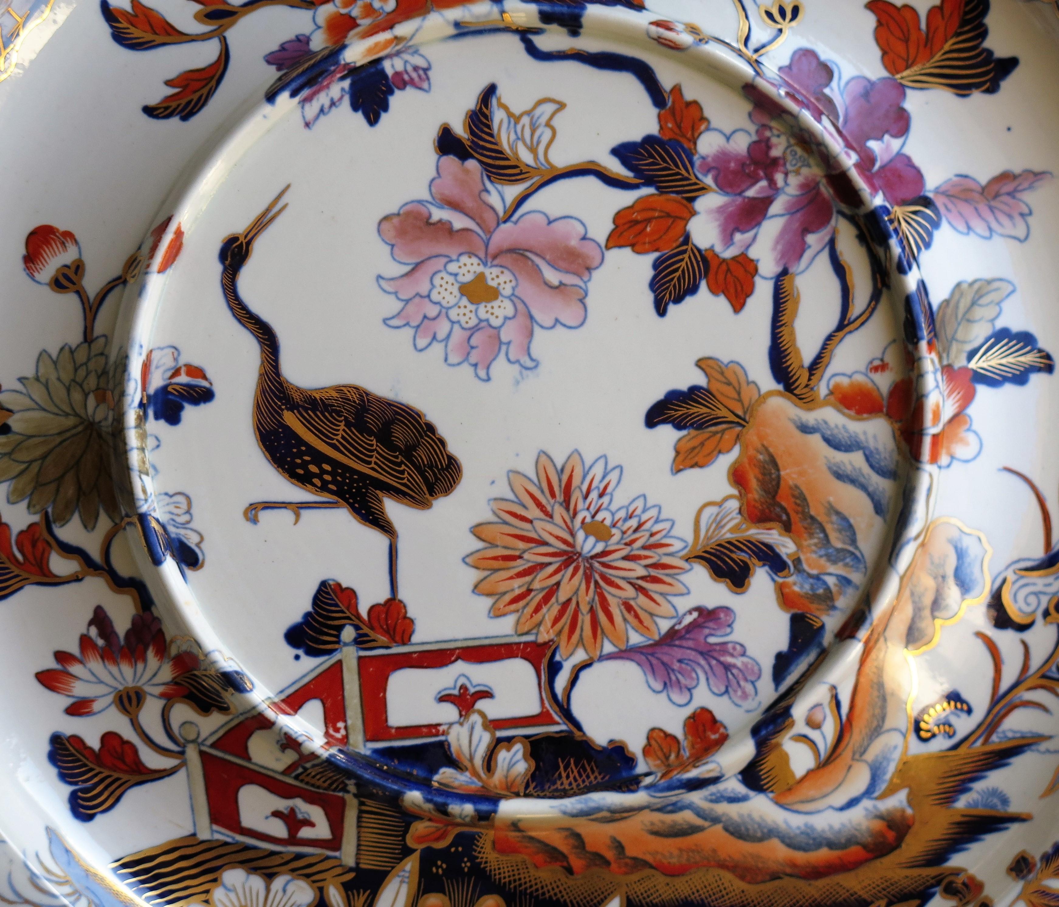 Si tratta di un grande e raro piatto/supporto o piatto da portata in Stone China (pietra di ferro) finemente dipinto a mano, risalente al periodo George 111, circa 1815. Prodotto dalla fabbrica DAVENPORT di Longport, Staffordshire Potteries,