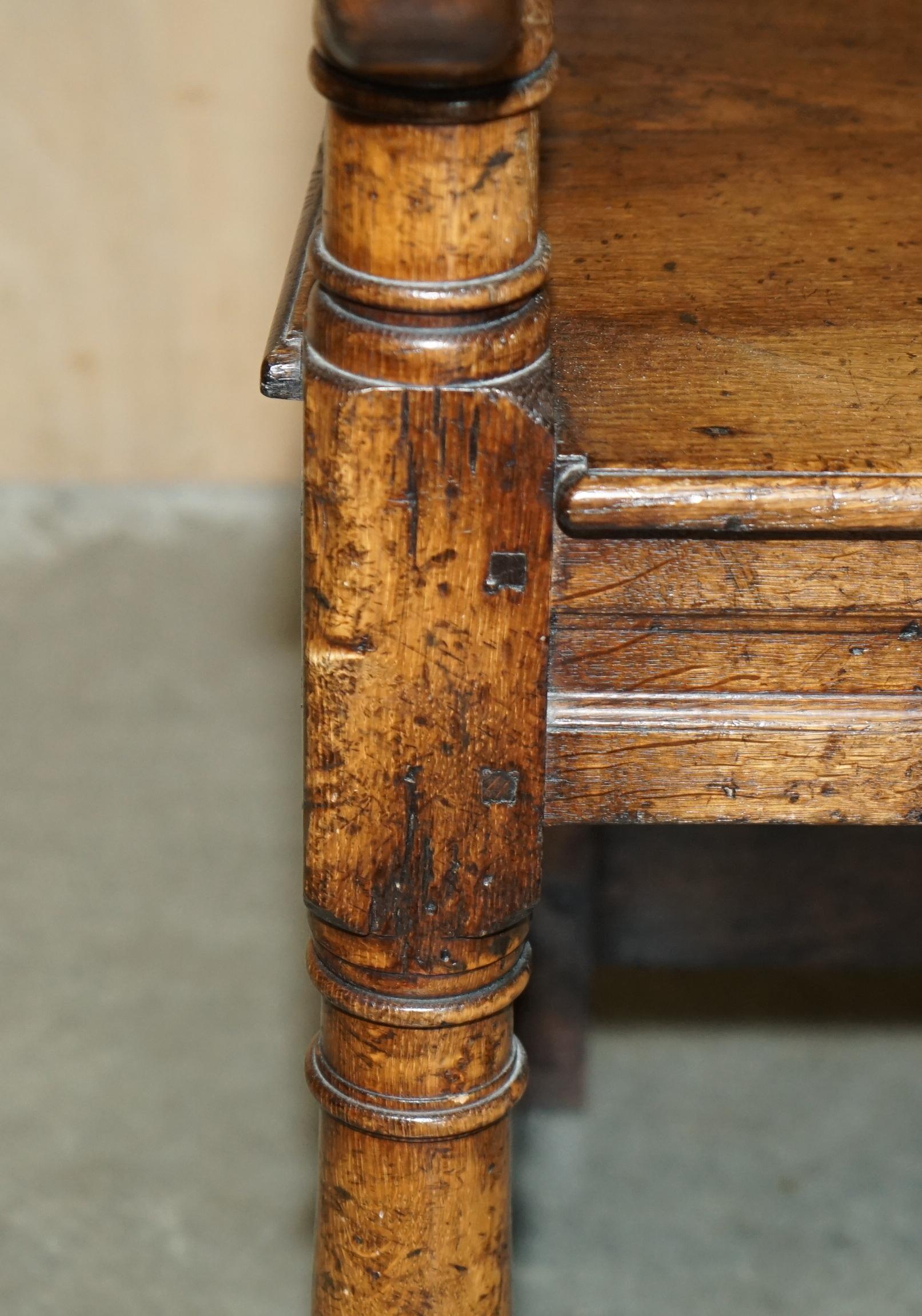 Fine e rara poltrona da spalla ORIGINALE del XIX secolo in quercia d'Inghilterra con cassetto laterale in vendita 7