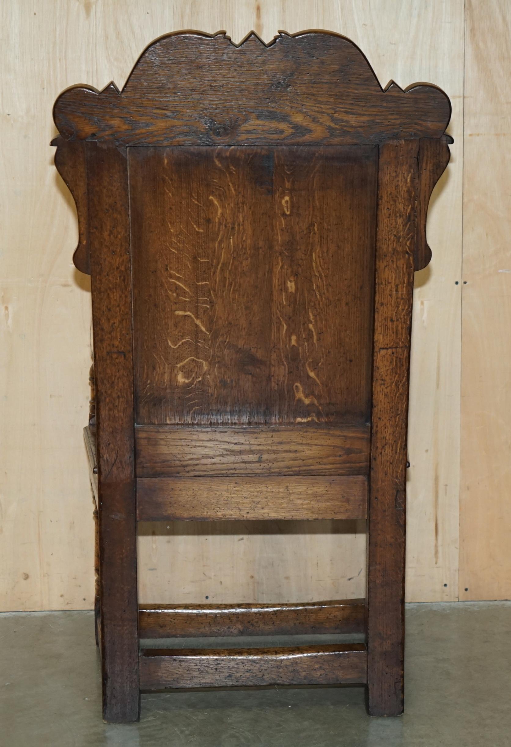 Fine e rara poltrona da spalla ORIGINALE del XIX secolo in quercia d'Inghilterra con cassetto laterale in vendita 9