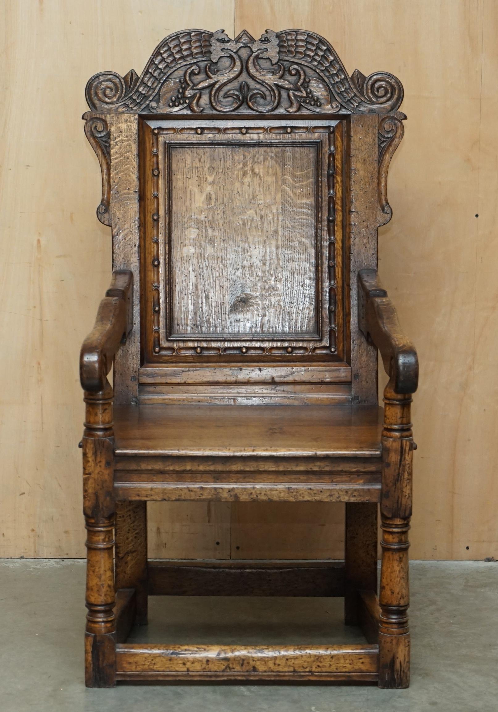 Casa Reale Antiquariato

Royal House of Antiques è lieta di offrire in vendita questa rara poltrona Wainscot originale del XIX secolo, intagliata a mano in rovere massiccio del 1850 circa, con cassetto nascosto nella base della seduta.

Le spese di