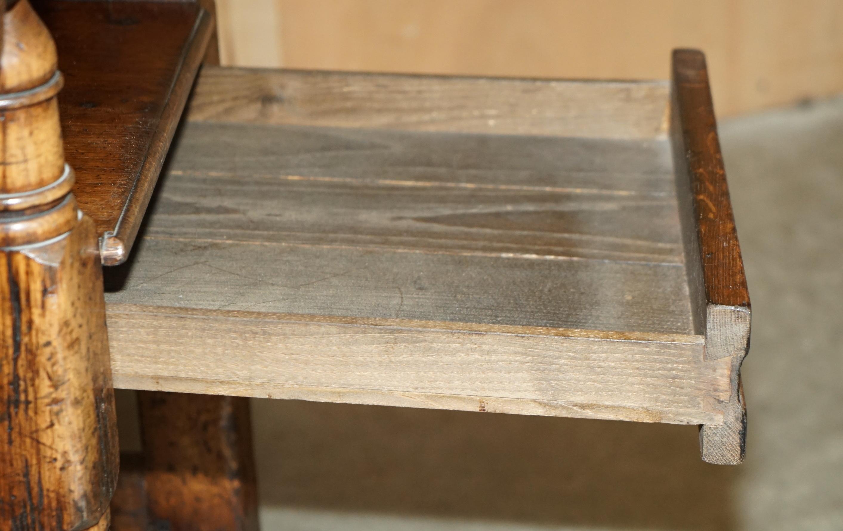 Fine e rara poltrona da spalla ORIGINALE del XIX secolo in quercia d'Inghilterra con cassetto laterale in vendita 12