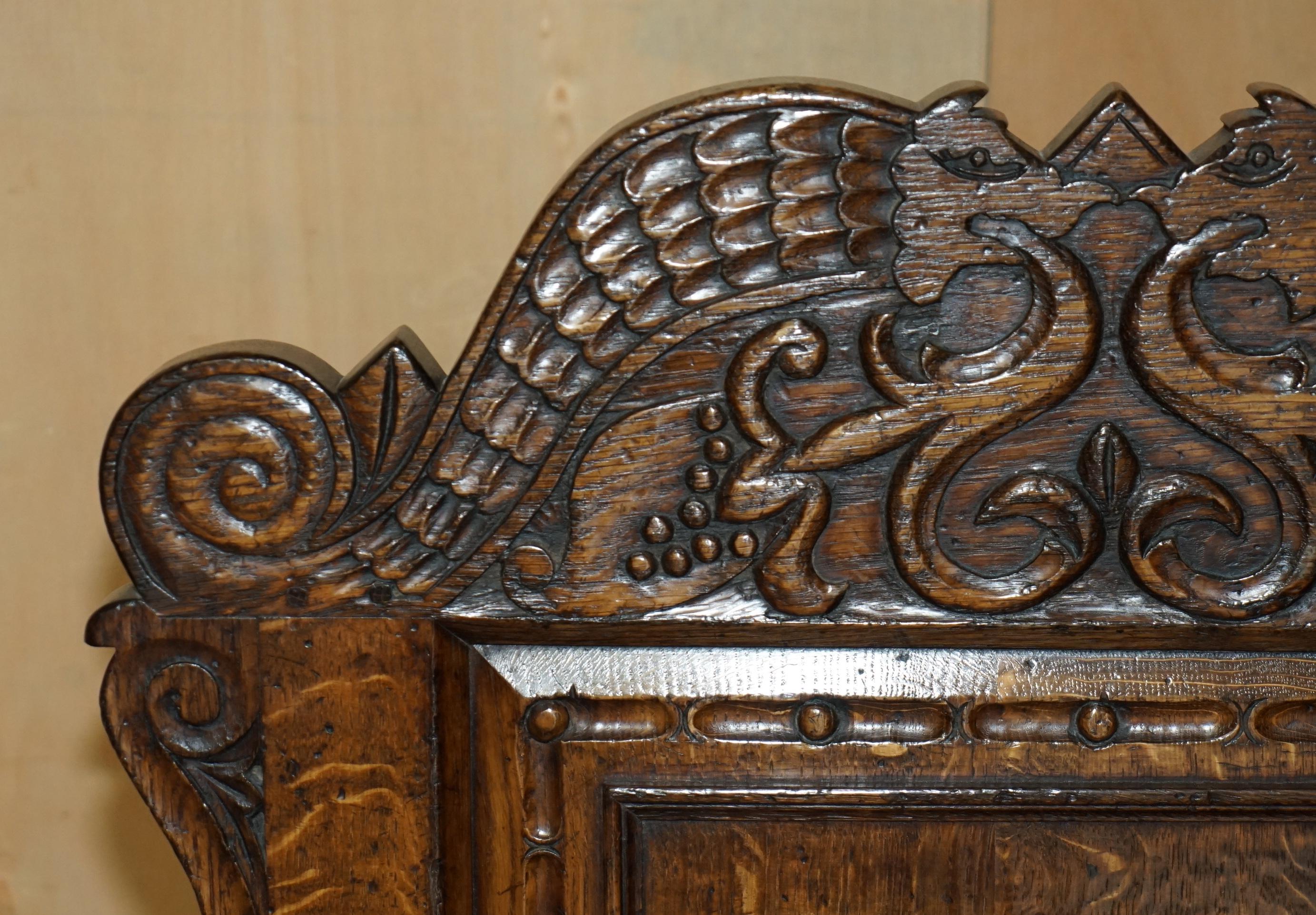 Fatto a mano Fine e rara poltrona da spalla ORIGINALE del XIX secolo in quercia d'Inghilterra con cassetto laterale in vendita