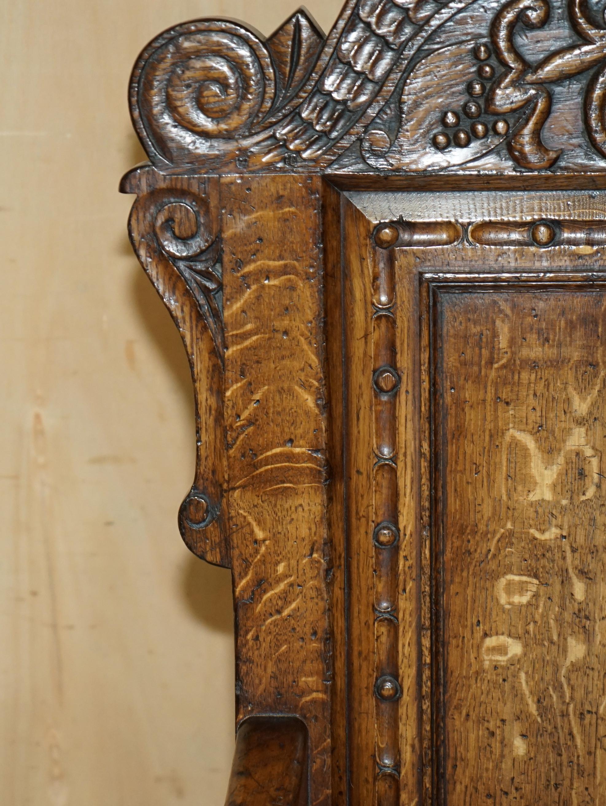 Metà XIX secolo Fine e rara poltrona da spalla ORIGINALE del XIX secolo in quercia d'Inghilterra con cassetto laterale in vendita