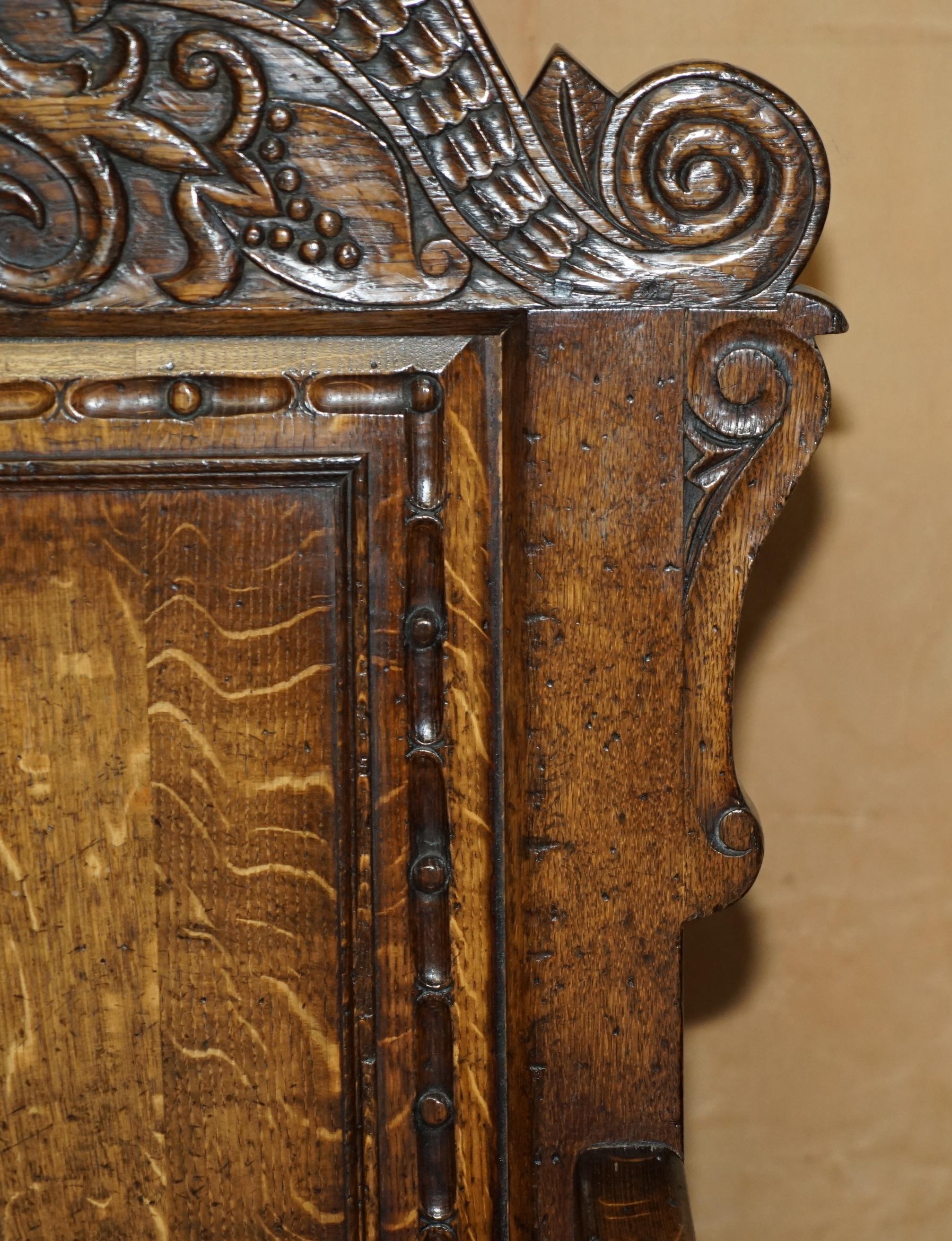 Quercia Fine e rara poltrona da spalla ORIGINALE del XIX secolo in quercia d'Inghilterra con cassetto laterale in vendita