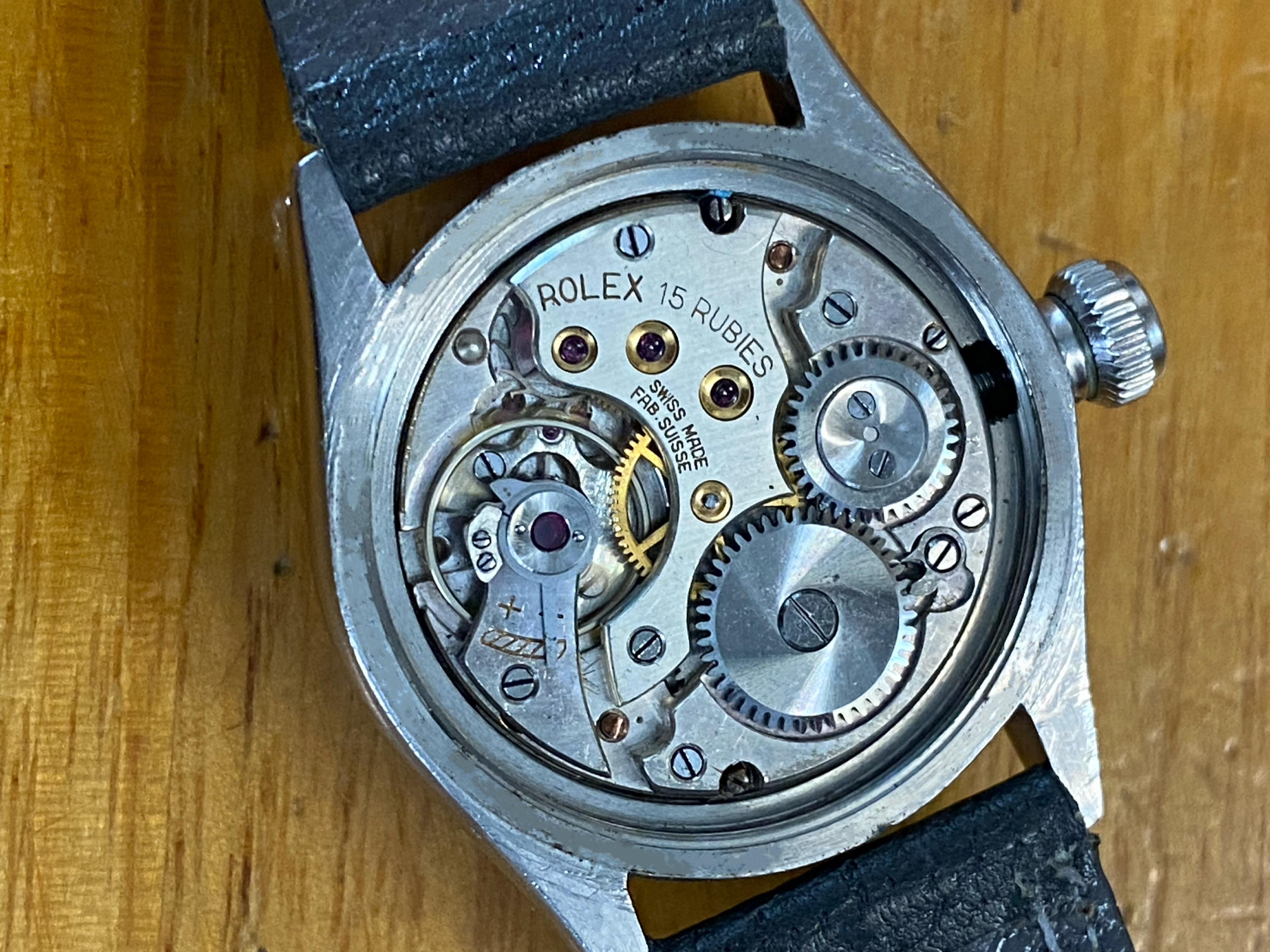 Cette belle et rare montre-bracelet Rolex Royal S/Steel Art-Deco, 
datant d'environ 1939 : 

30mm S/Steel Case, 
35 mm, y compris la couronne vissée d'origine signée, 
dont le but est de donner l'impression que la caisse est plus grande ; 
portant