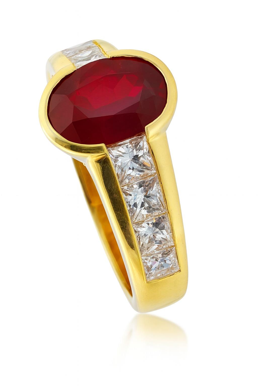 Oval Cut Fine & Rare Vintage 1980s French Burma Ruby and Diamond Ring in 18K Yellow Gold For Sale