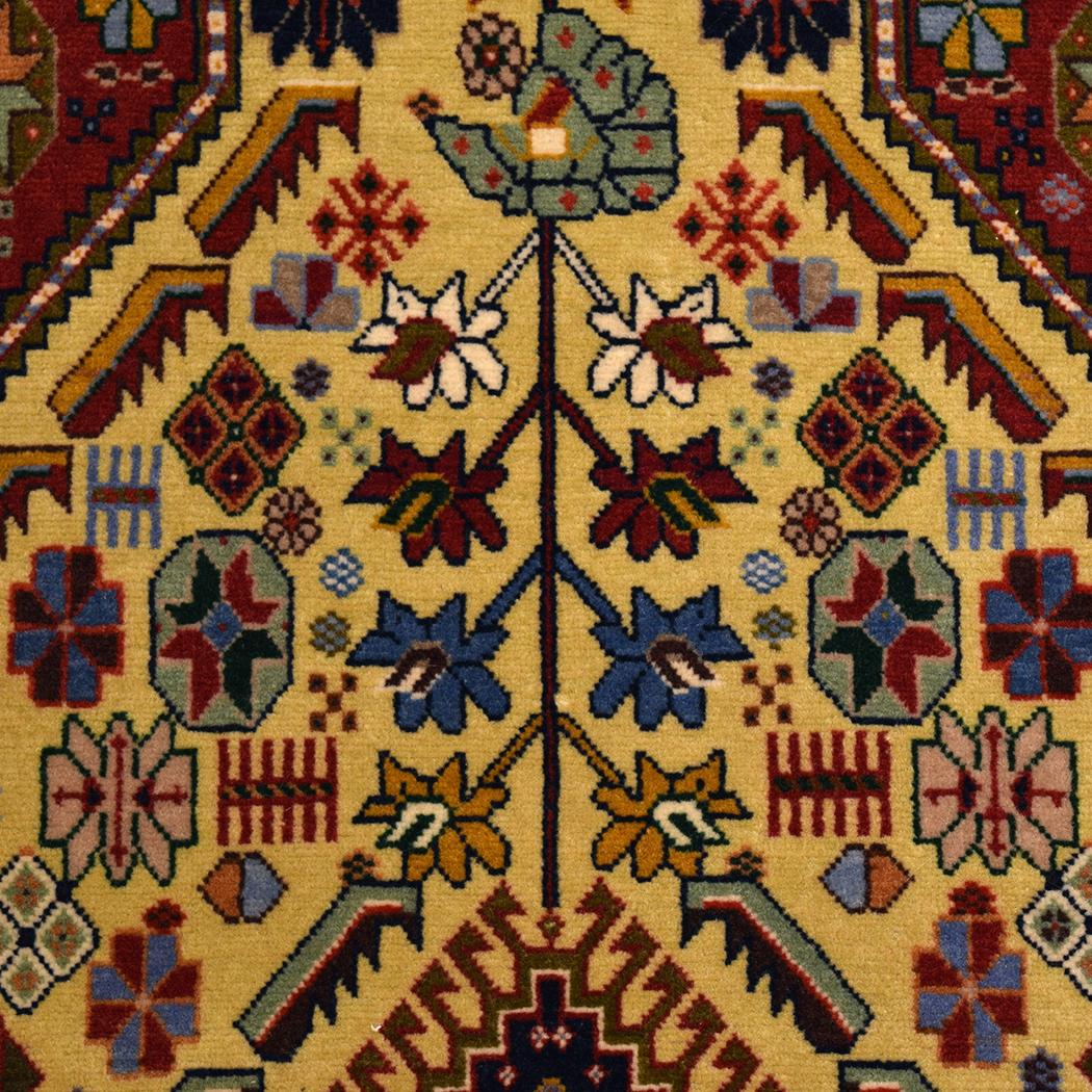 Mit sorgfältigem Design und feiner Handwerkskunst ist dieser rote und goldene semi-antike persische Kashkouli Teppich handgeknüpft und misst 3'4