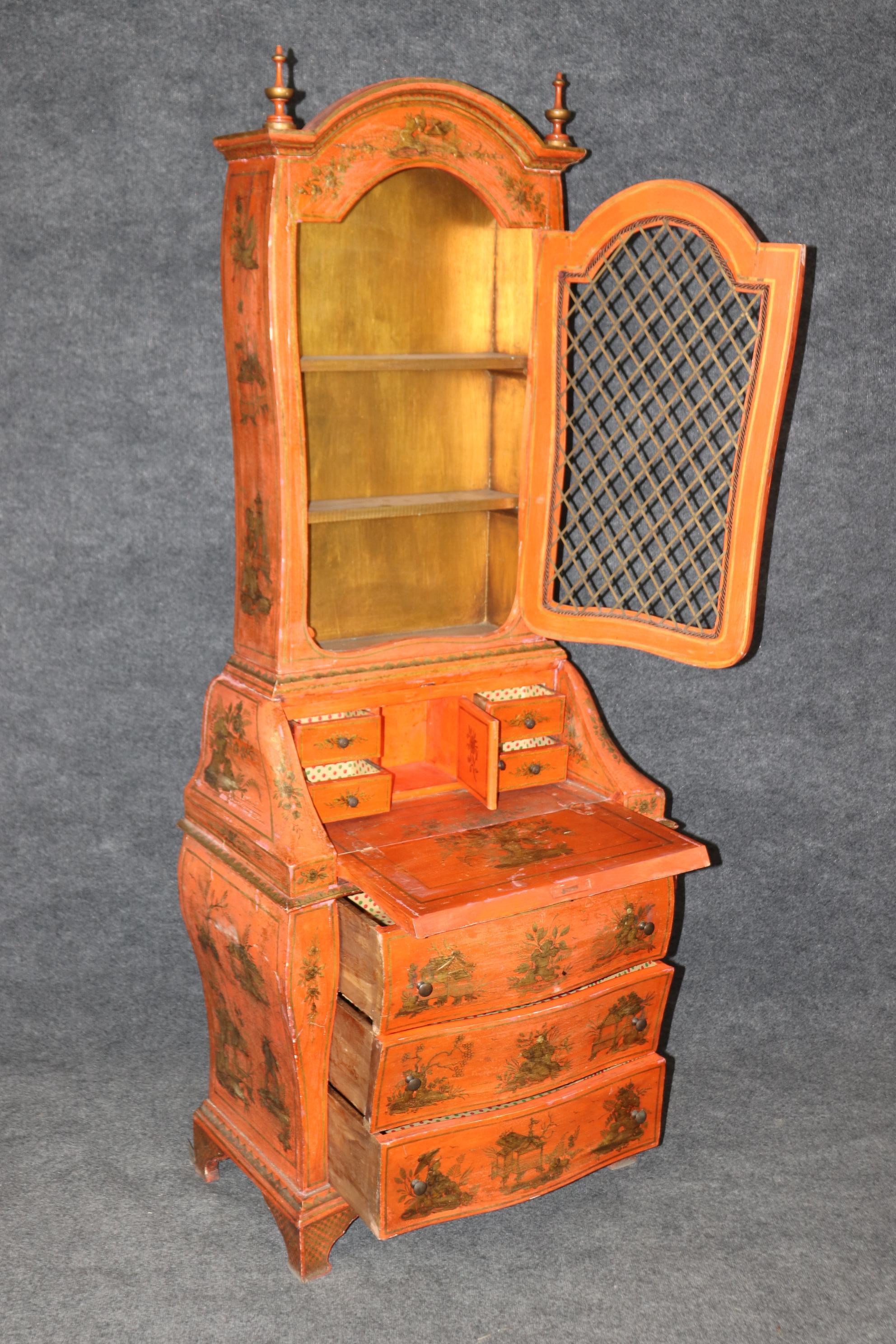 Si tratta di una fantastica, versatile e luminosa scrivania decorata con vernice rossa e oro con piano libreria. La scrivania è composta da due pezzi, è smontabile e presenta una fantastica patina antica e segni di età e usura che ritengo siano per