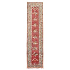 Tapis de couloir turc du 20ème siècle à fleurs rouges