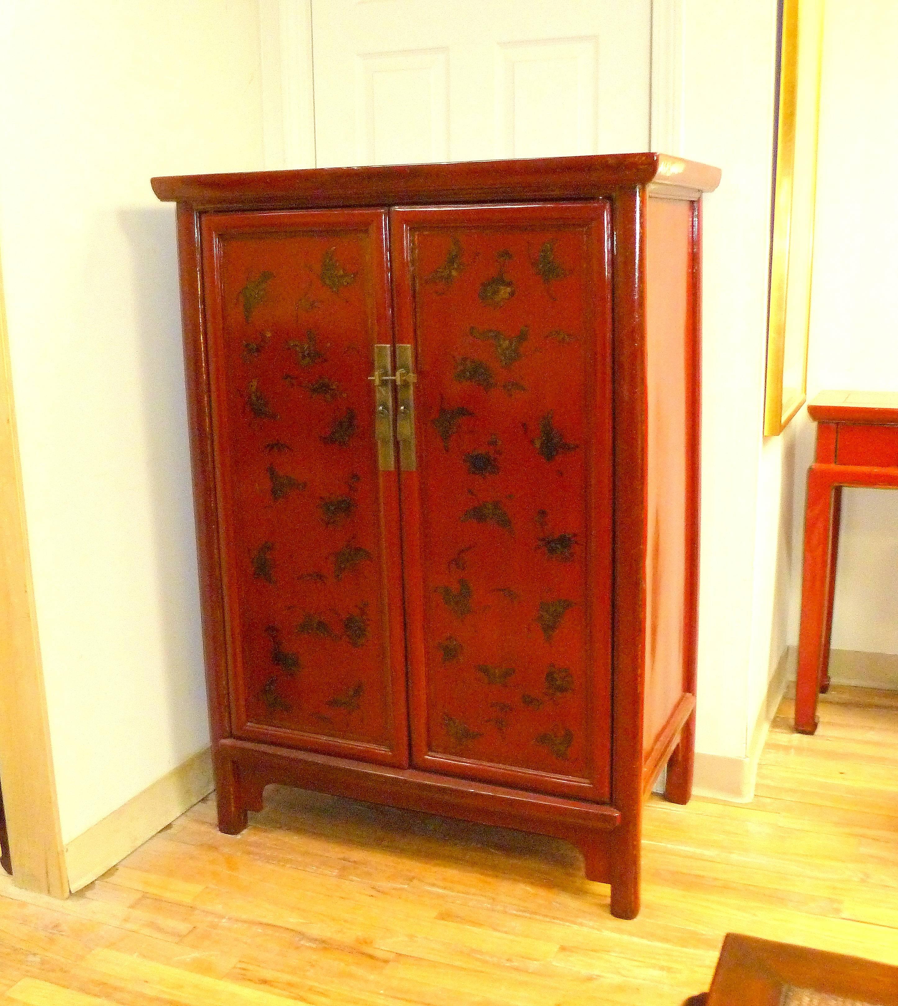 Chinoiserie Fine Red Lacquer Cabinet with Gilt Motif