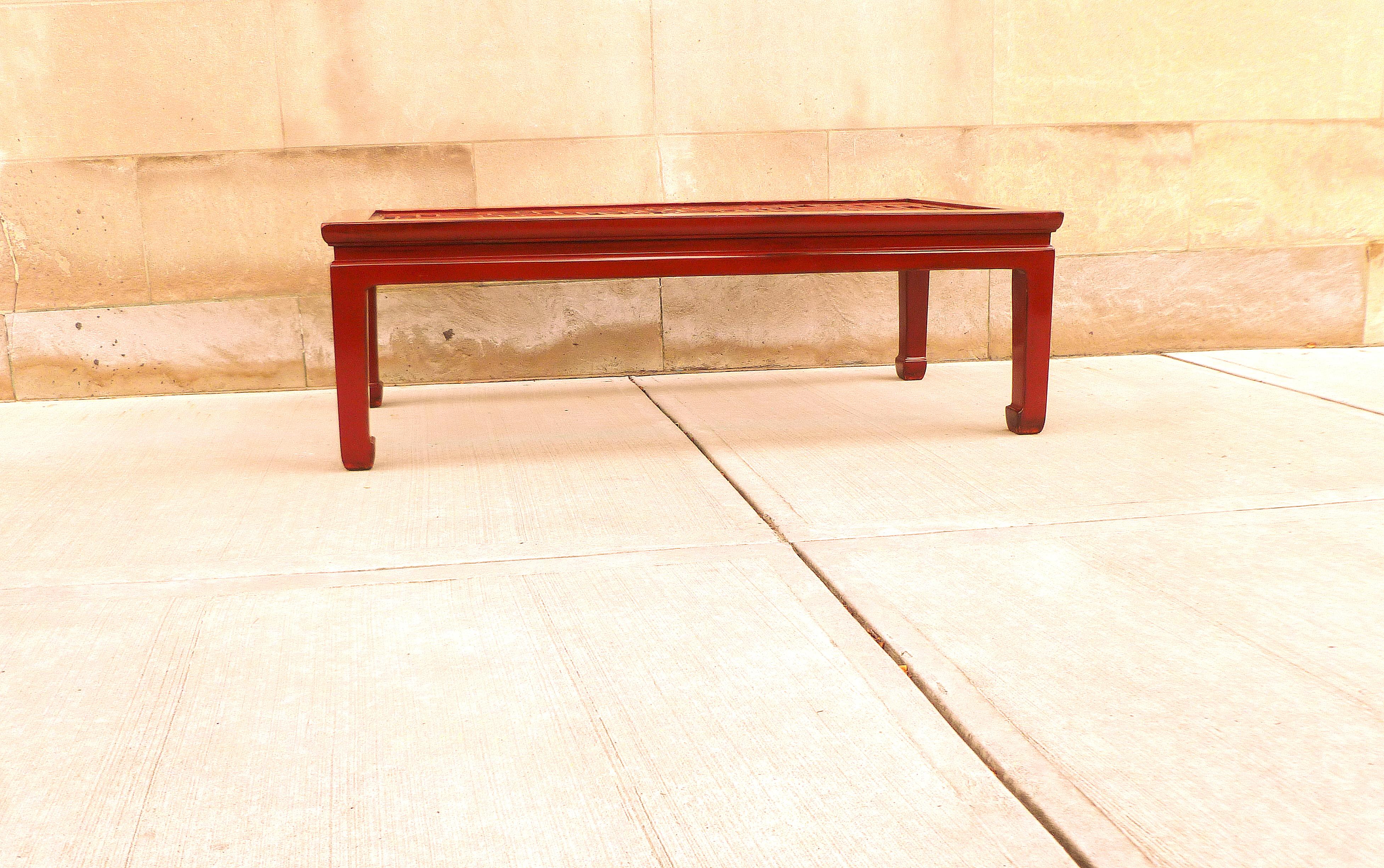 Niedriger Tisch aus rotem Lack mit Laubsägearbeit (20. Jahrhundert) im Angebot