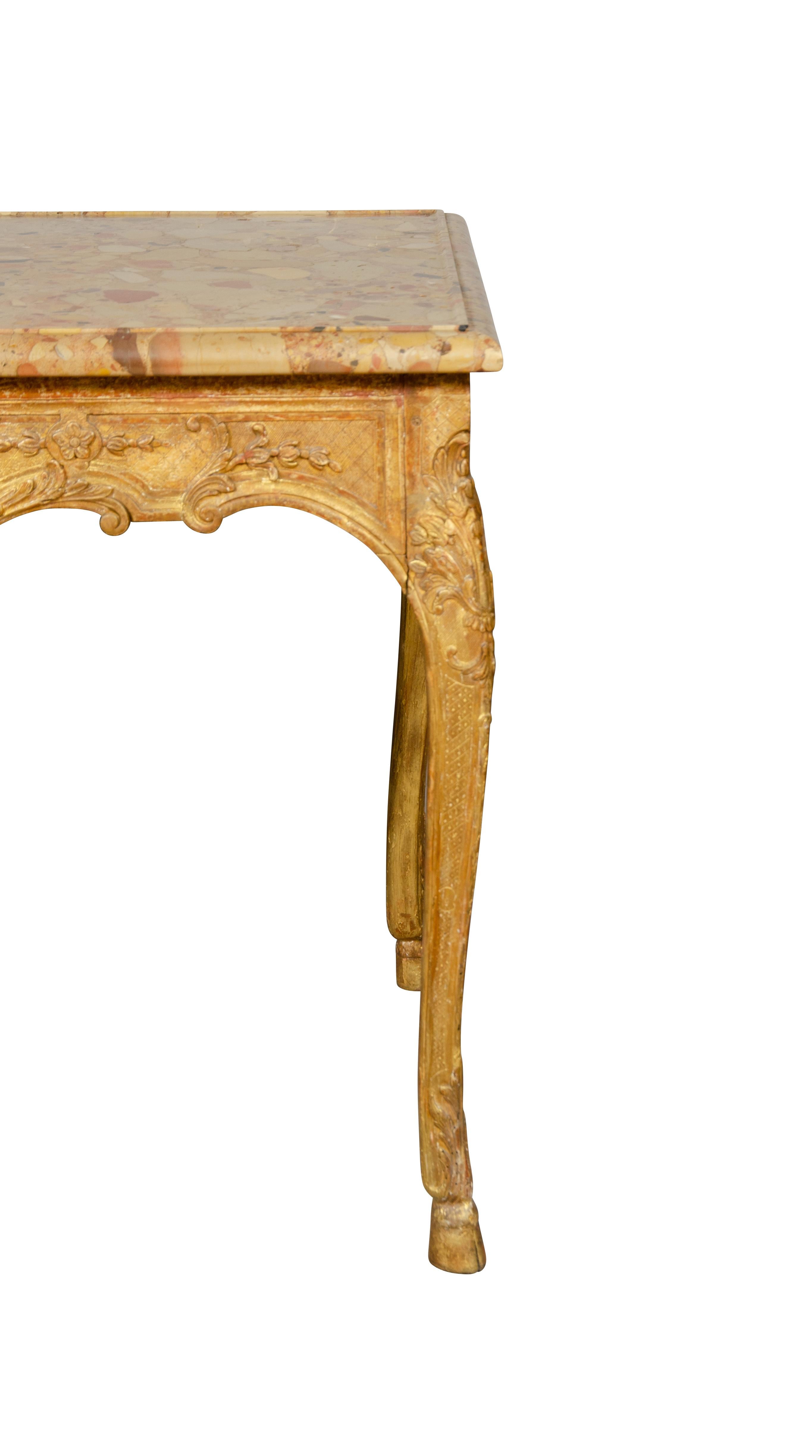 Table centrale en bois doré de style Régence raffiné en vente 4