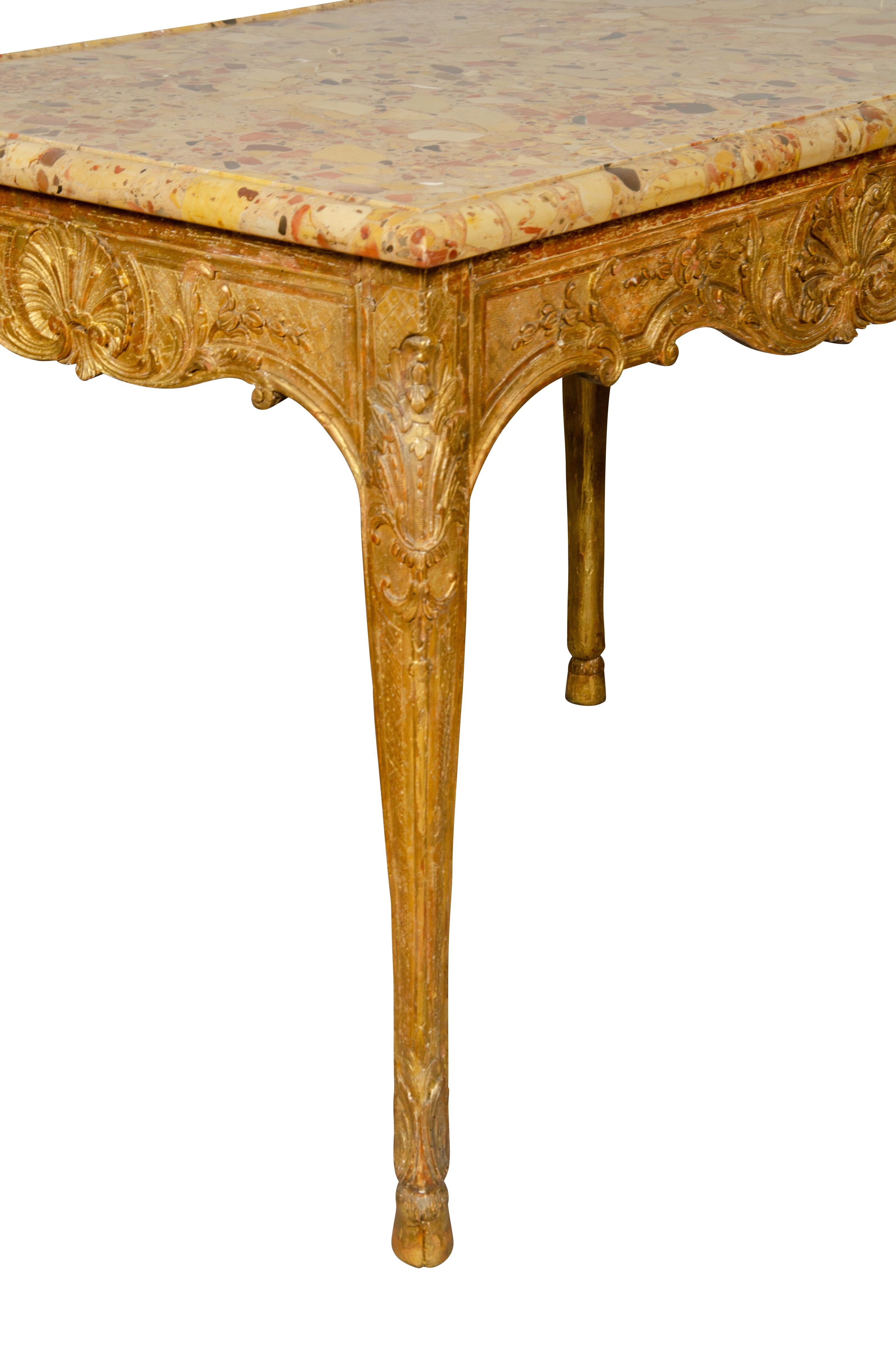 Table centrale en bois doré de style Régence raffiné en vente 6