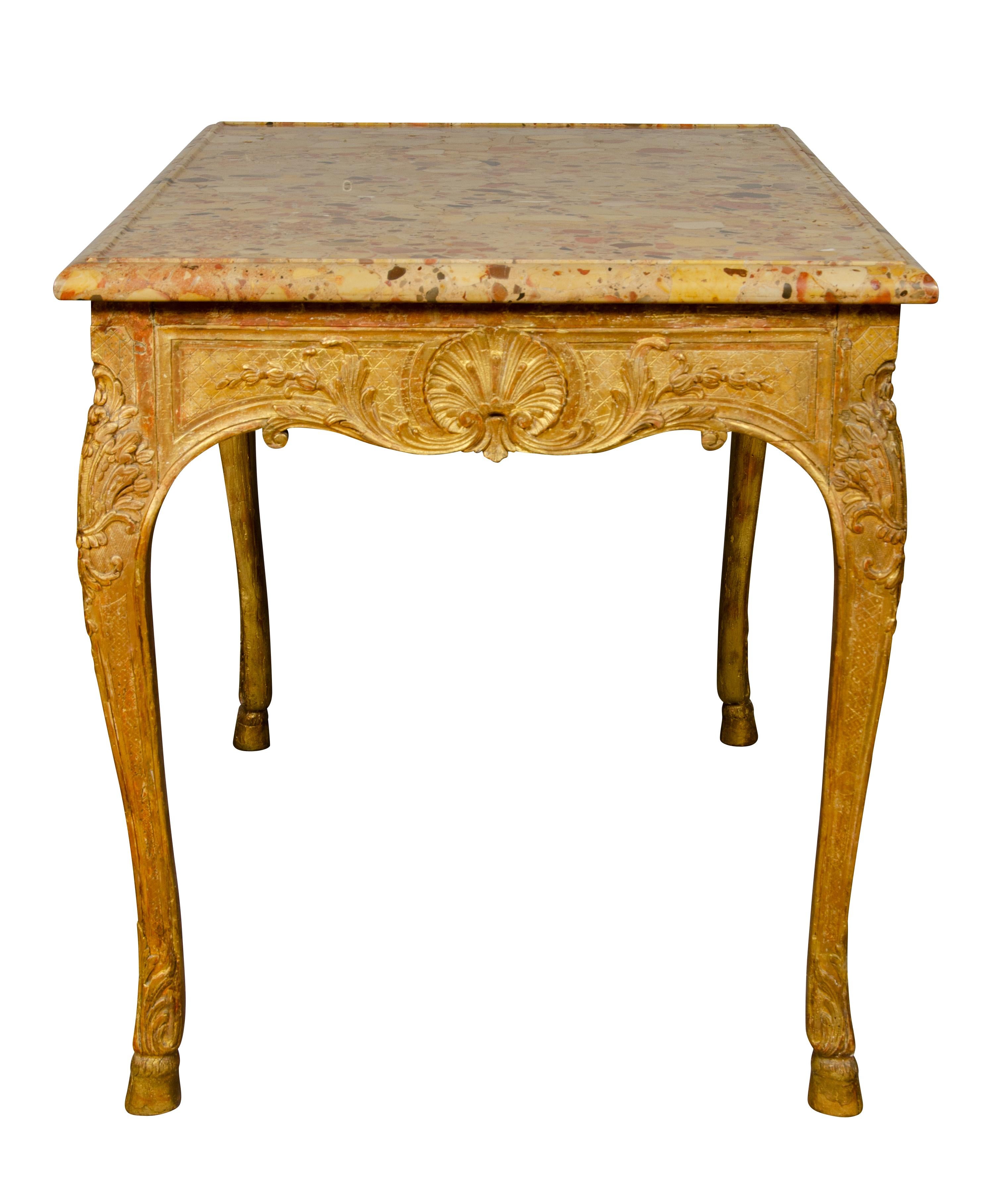 Table centrale en bois doré de style Régence raffiné en vente 7