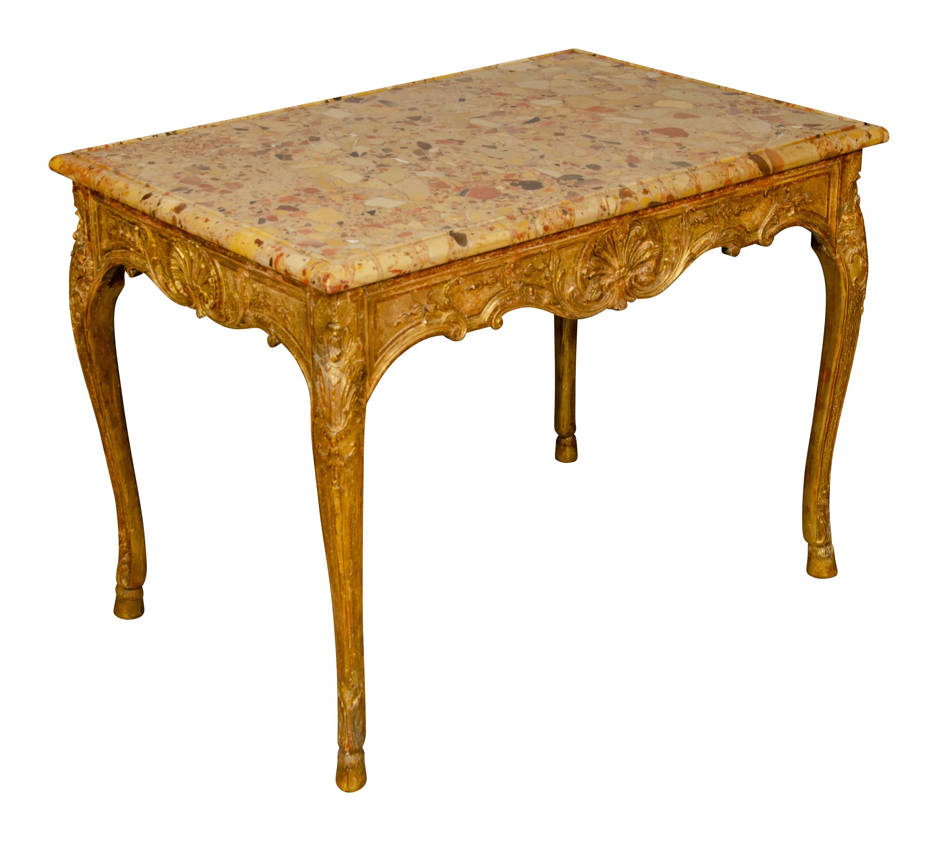 Français Table centrale en bois doré de style Régence raffiné en vente