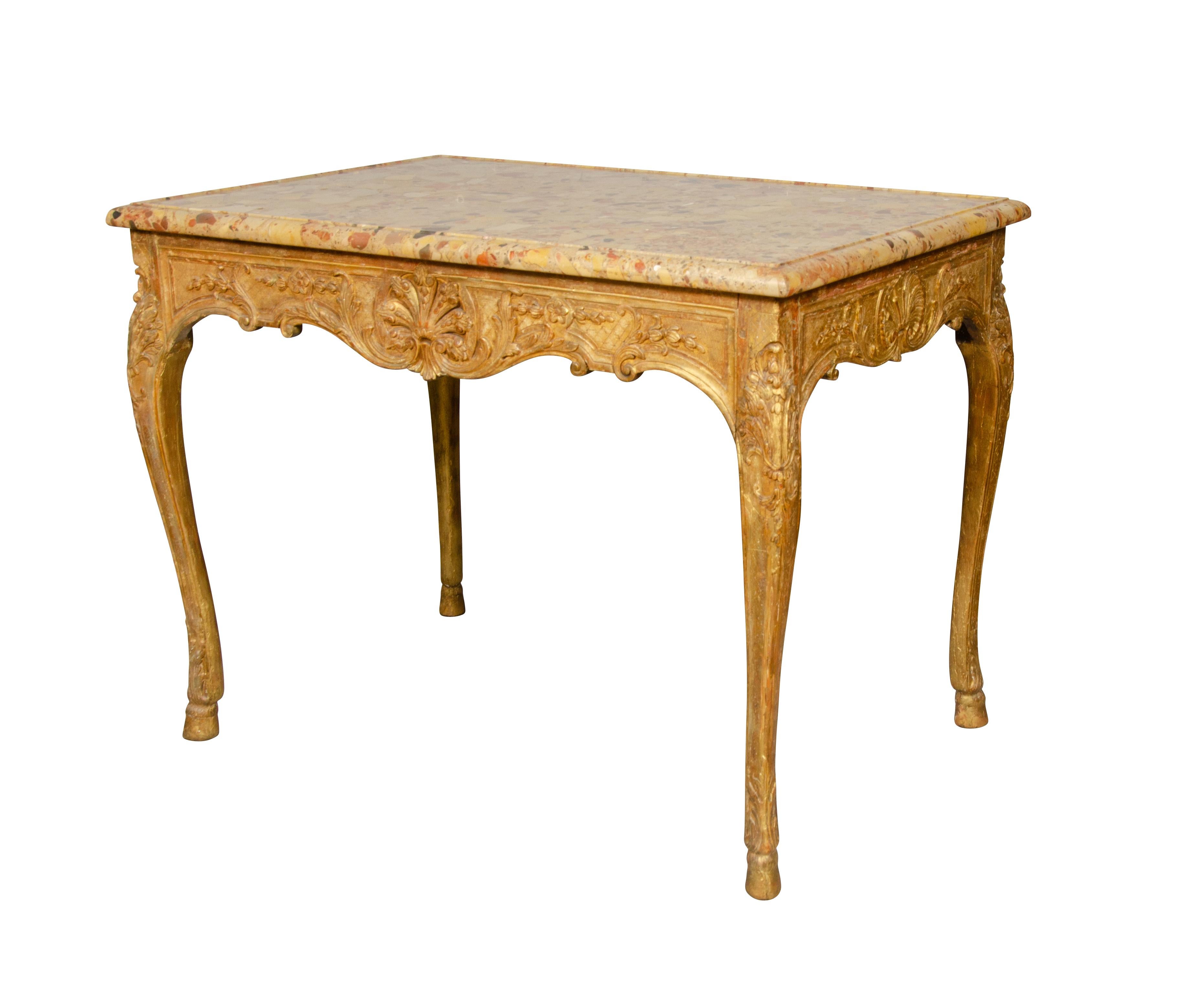 Table centrale en bois doré de style Régence raffiné Bon état - En vente à Essex, MA