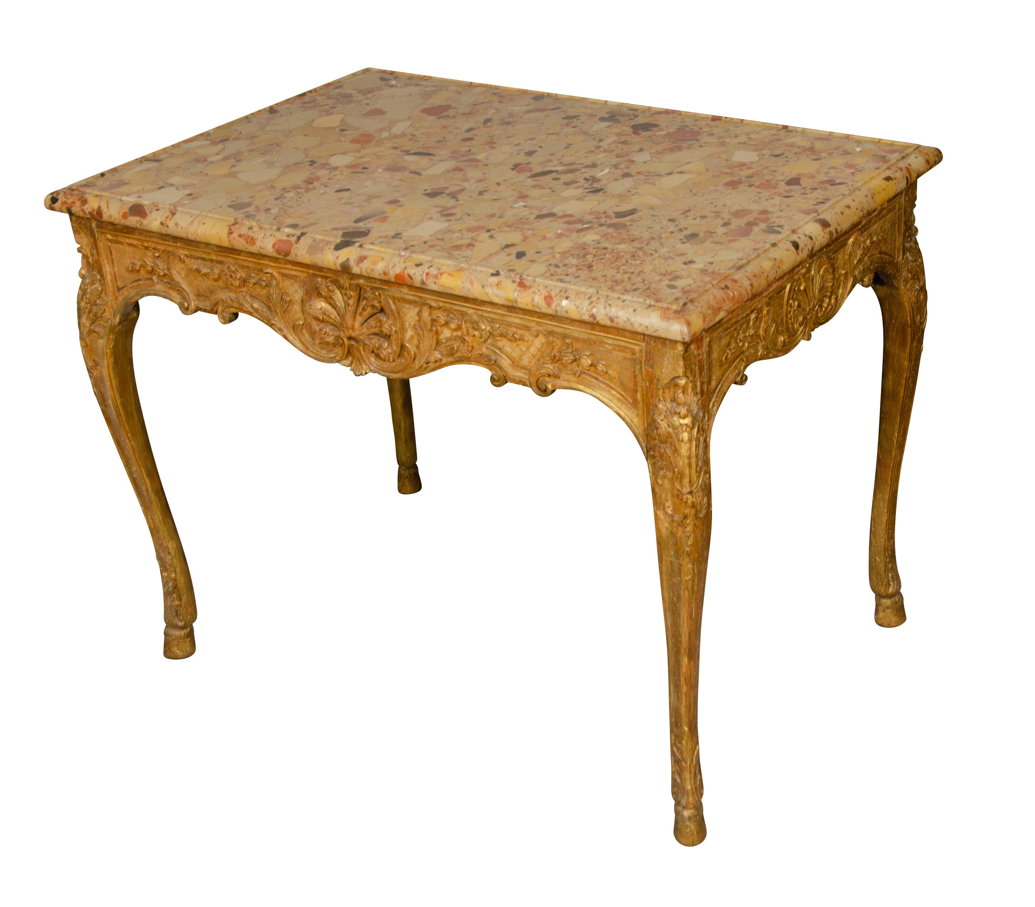 Milieu du XVIIIe siècle Table centrale en bois doré de style Régence raffiné en vente
