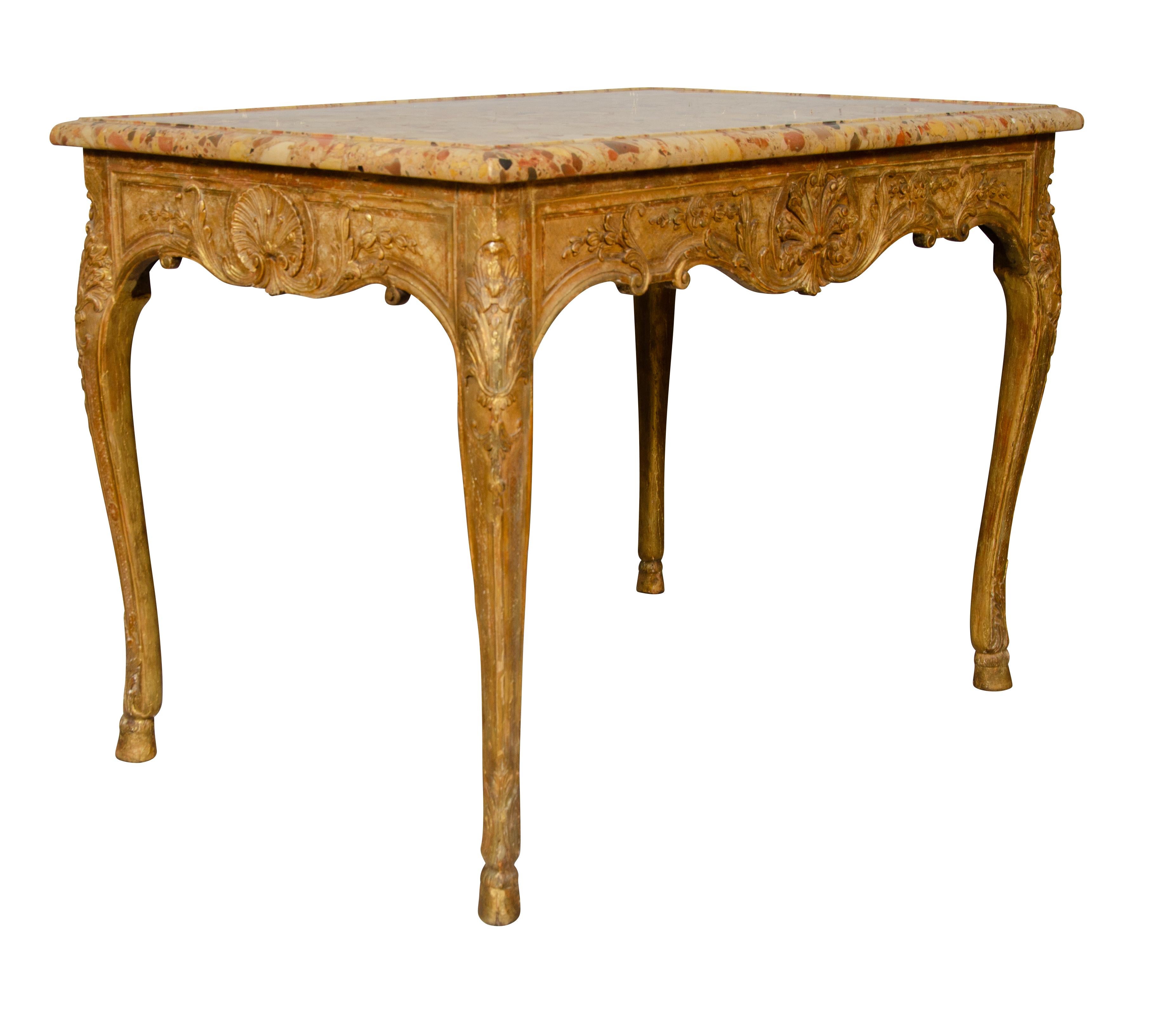 Table centrale en bois doré de style Régence raffiné en vente 1
