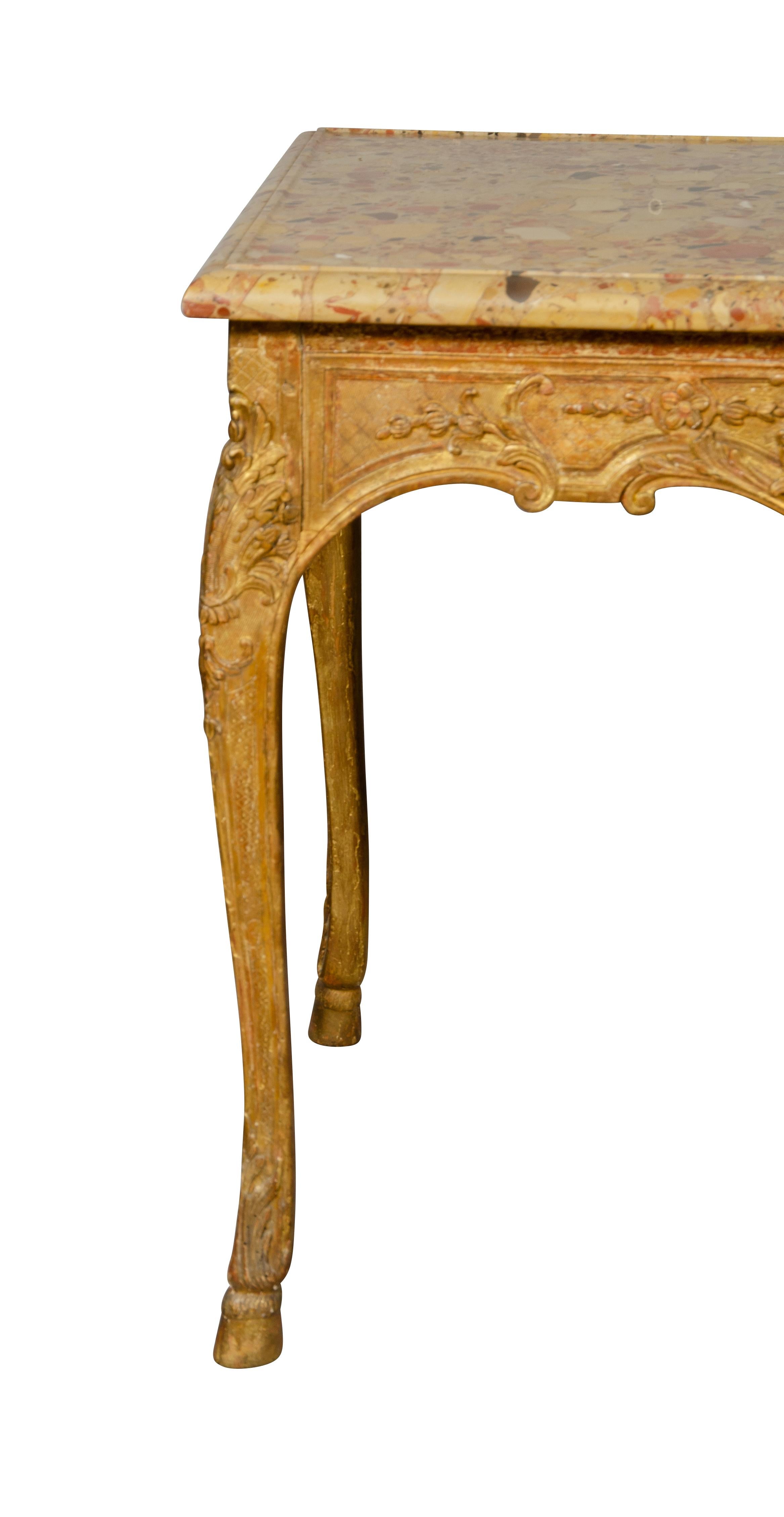 Table centrale en bois doré de style Régence raffiné en vente 3