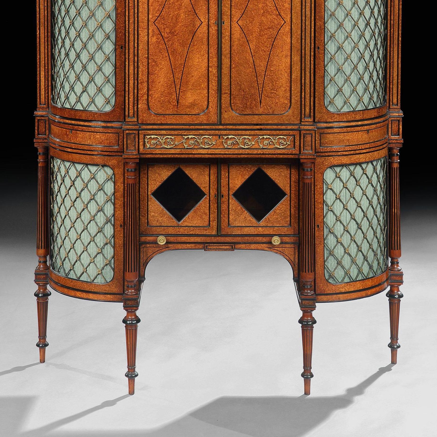 Inglese Raffinato mobile Regency in amboyna ed ebano intarsiato in bronzo dorato con montatura a forma di armadio in vendita