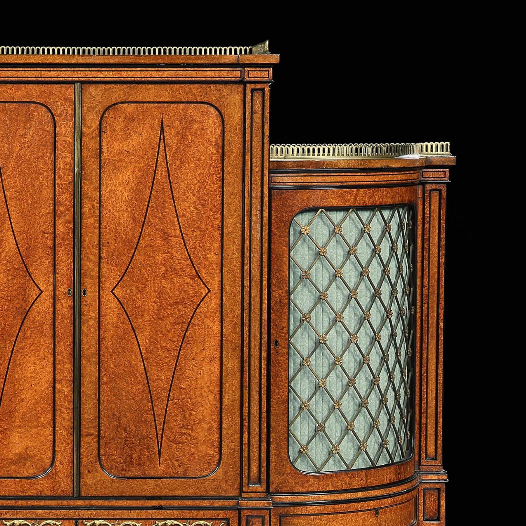 Ébène Armoire de forme Régence en bronze doré incrusté d'amboyna et d'ébène de style Régence en vente