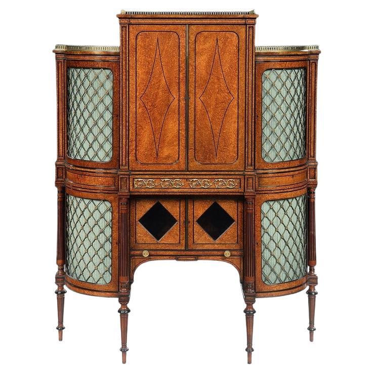 Armoire de forme Régence en bronze doré incrusté d'amboyna et d'ébène de style Régence en vente