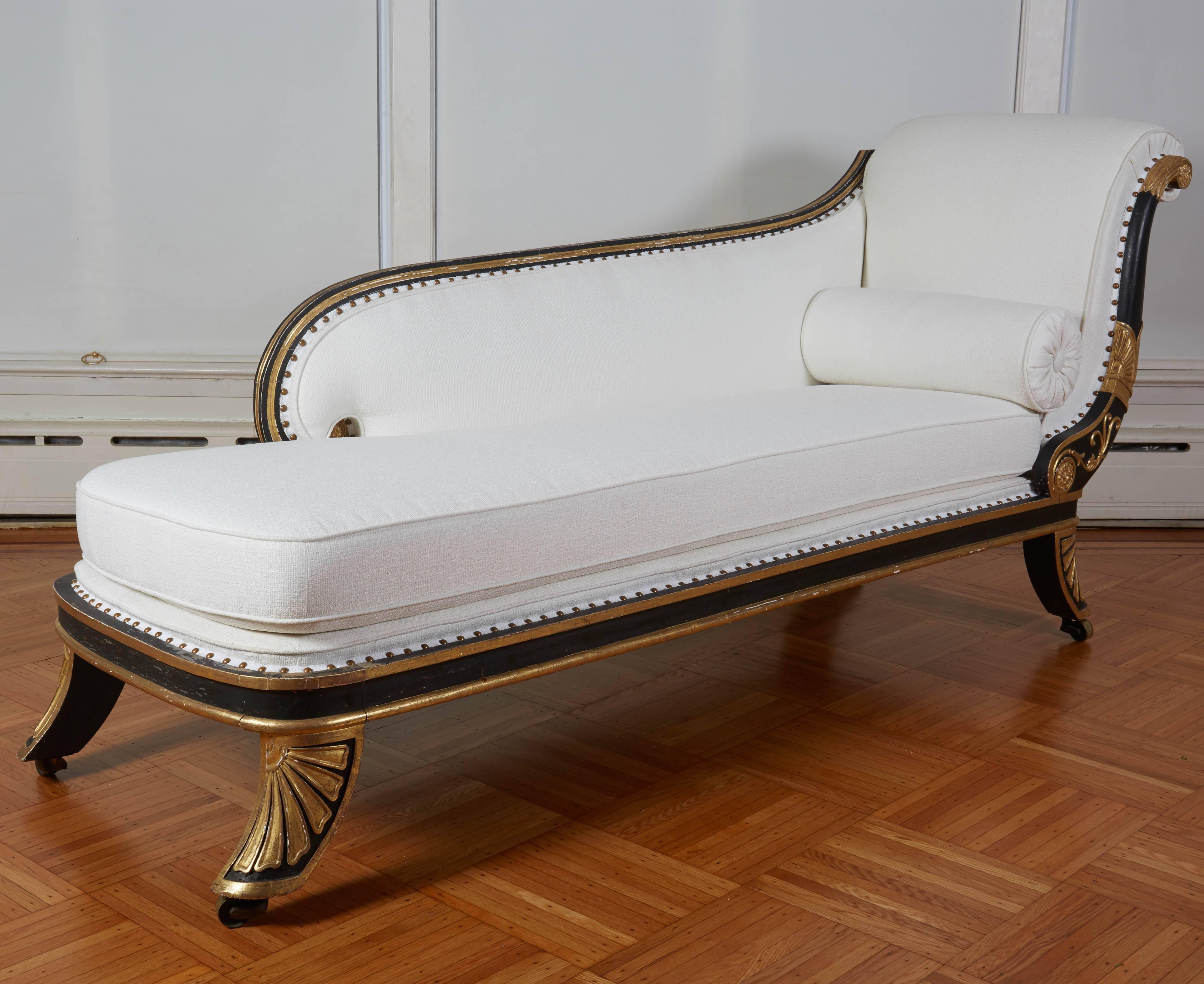 Fine Regency Black Painted and Gilt Daybed in the Manner of George Smith In Excellent Condition For Sale In New York, NY