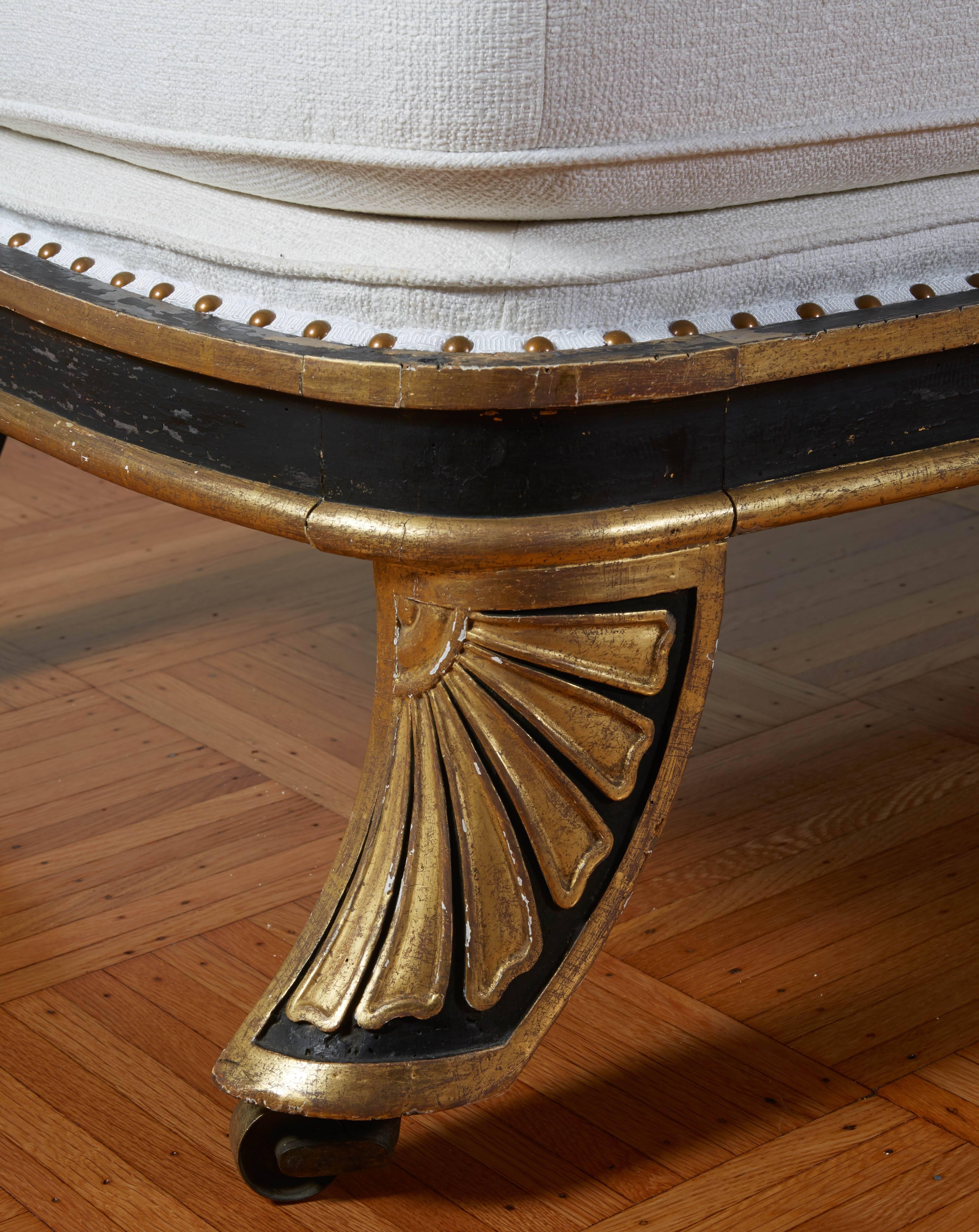 Schwarzes, bemaltes und vergoldetes Regency-Tagesbett im Stil von George Smith im Regency-Stil (Vergoldetes Holz) im Angebot