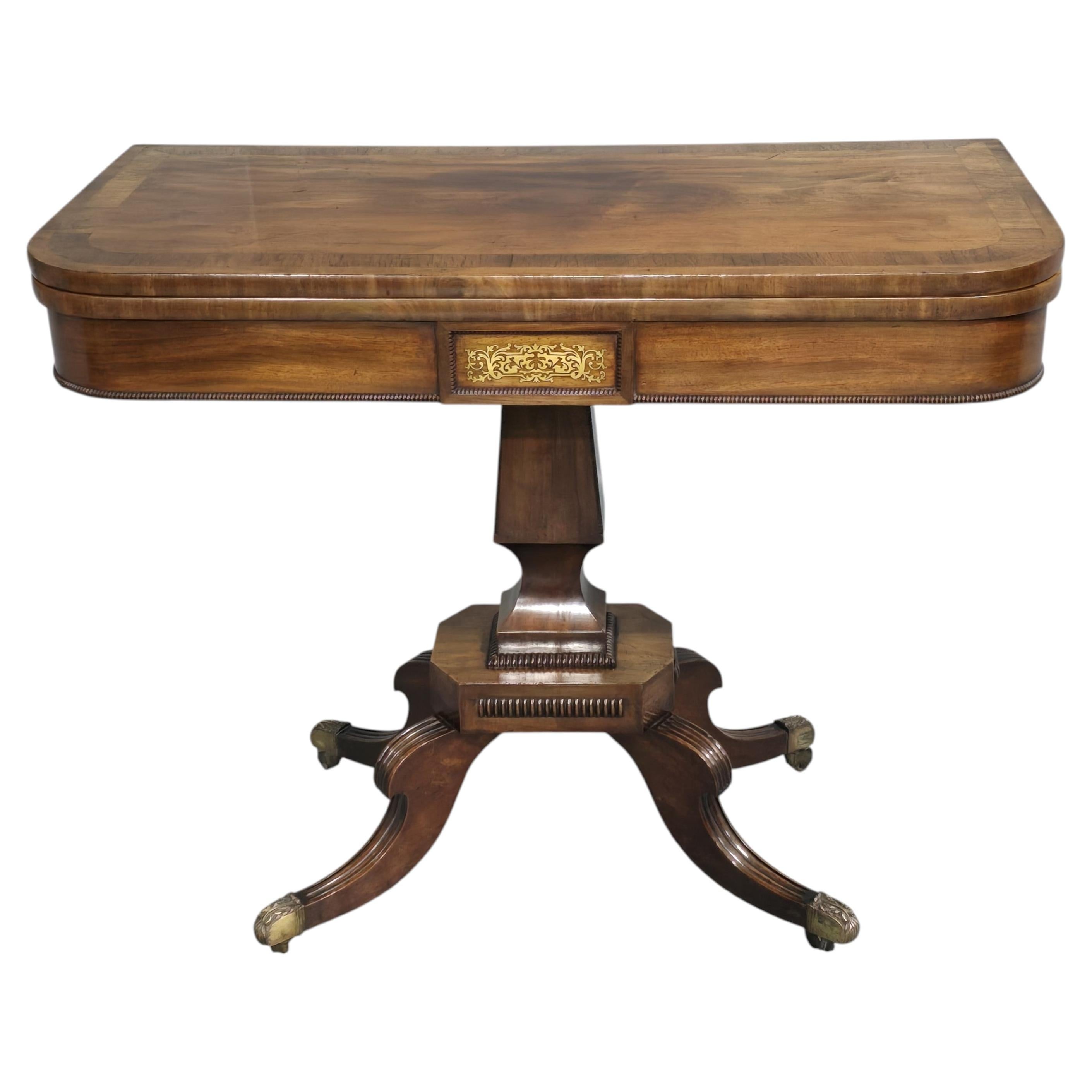 Table à cartes en laiton incrusté de style Régence
