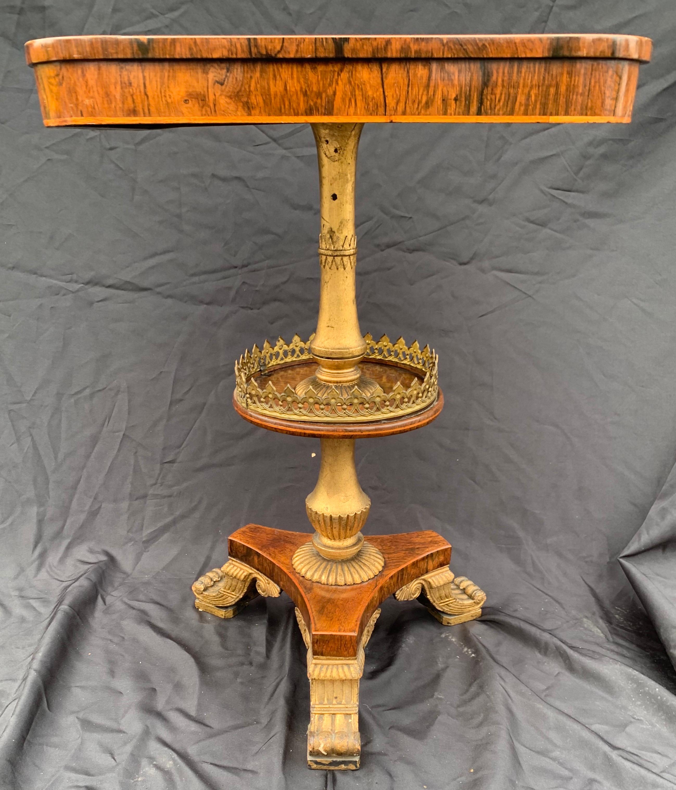 Néoclassique Table à pieds pattes Empire en marqueterie de bois de rose avec plateau basculant en bronze doré de style Régence en vente