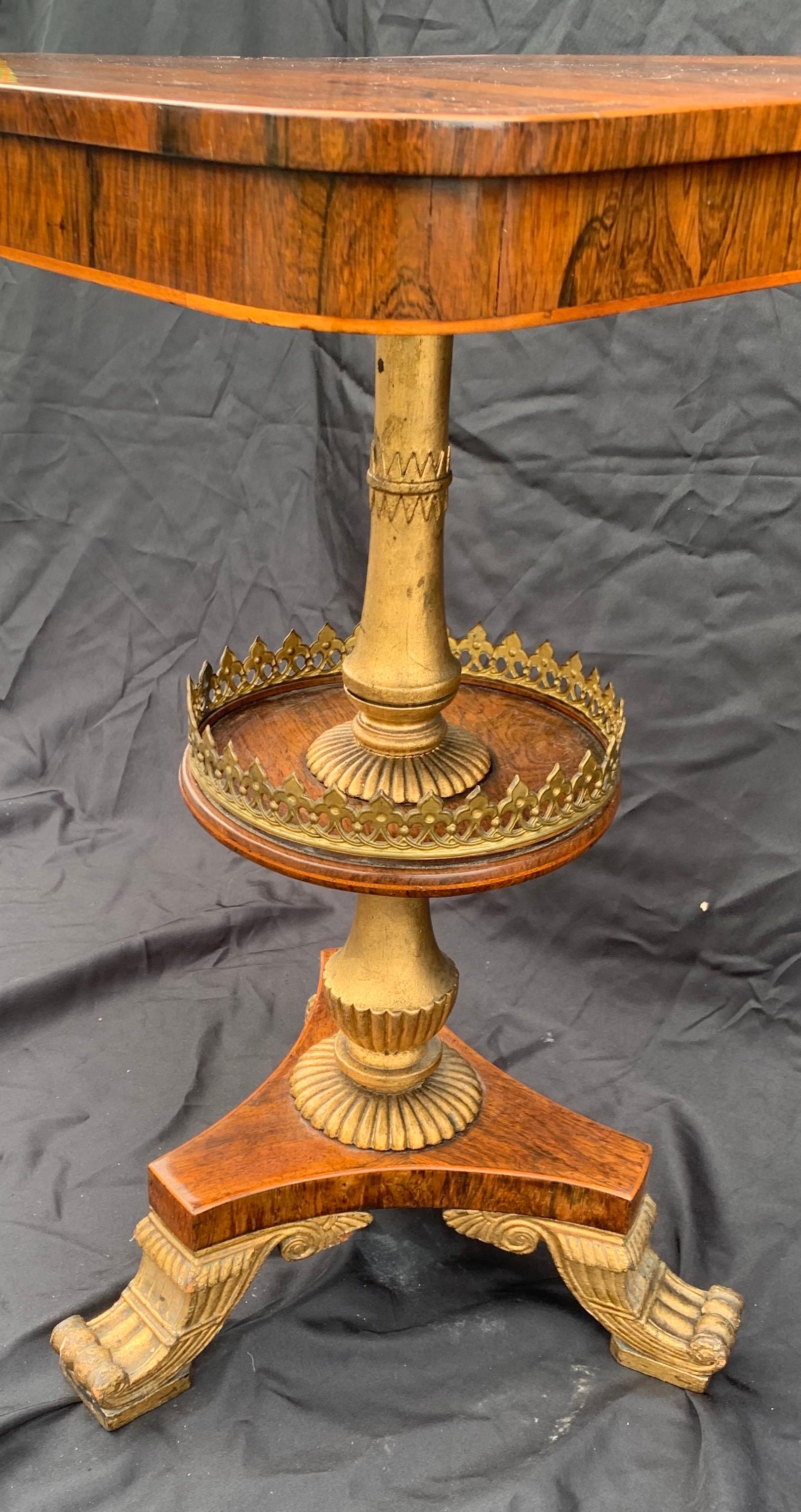 Anglais Table à pieds pattes Empire en marqueterie de bois de rose avec plateau basculant en bronze doré de style Régence en vente