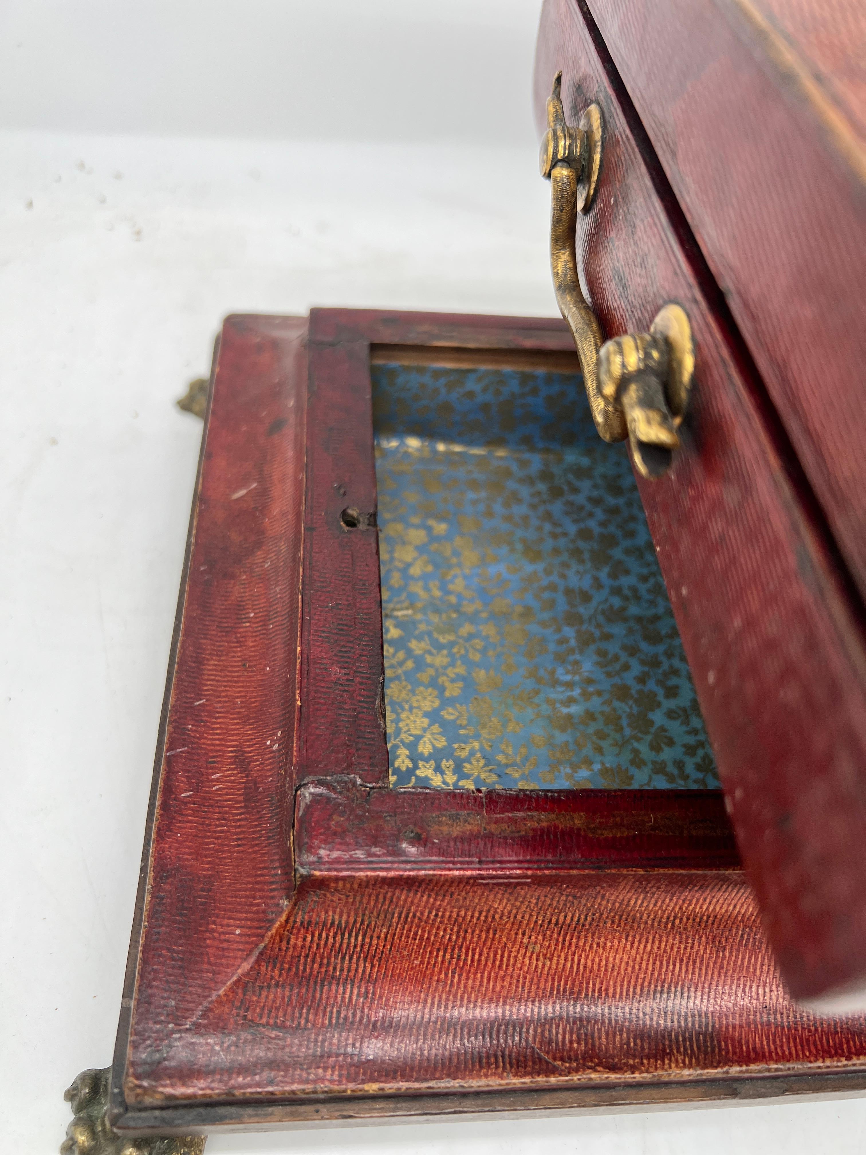 Fina caja de ormolina con asa de serpiente y cuero del renacimiento egipcio de la Regencia C. 1815 en venta 6