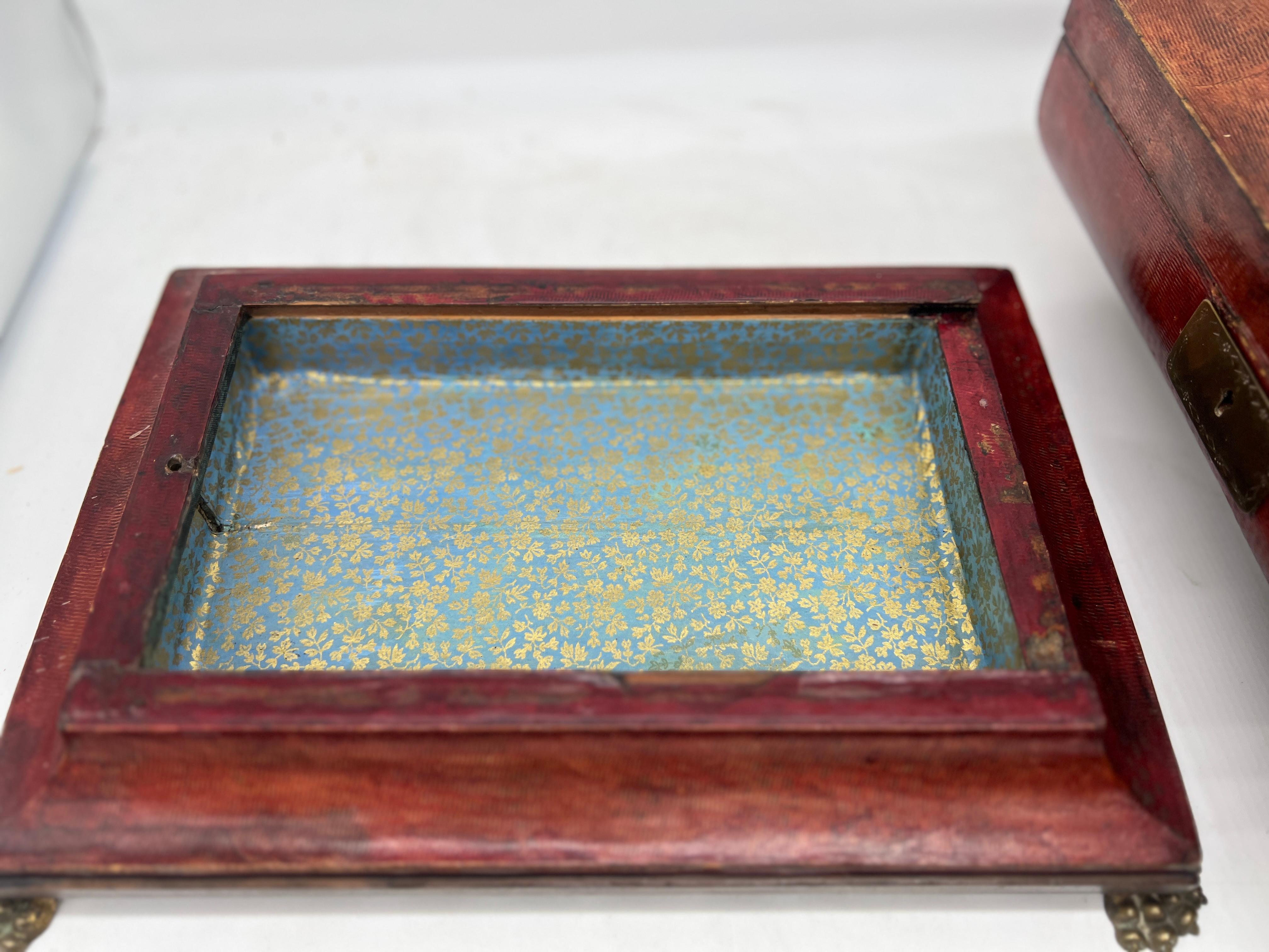 Fina caja de ormolina con asa de serpiente y cuero del renacimiento egipcio de la Regencia C. 1815 en venta 7