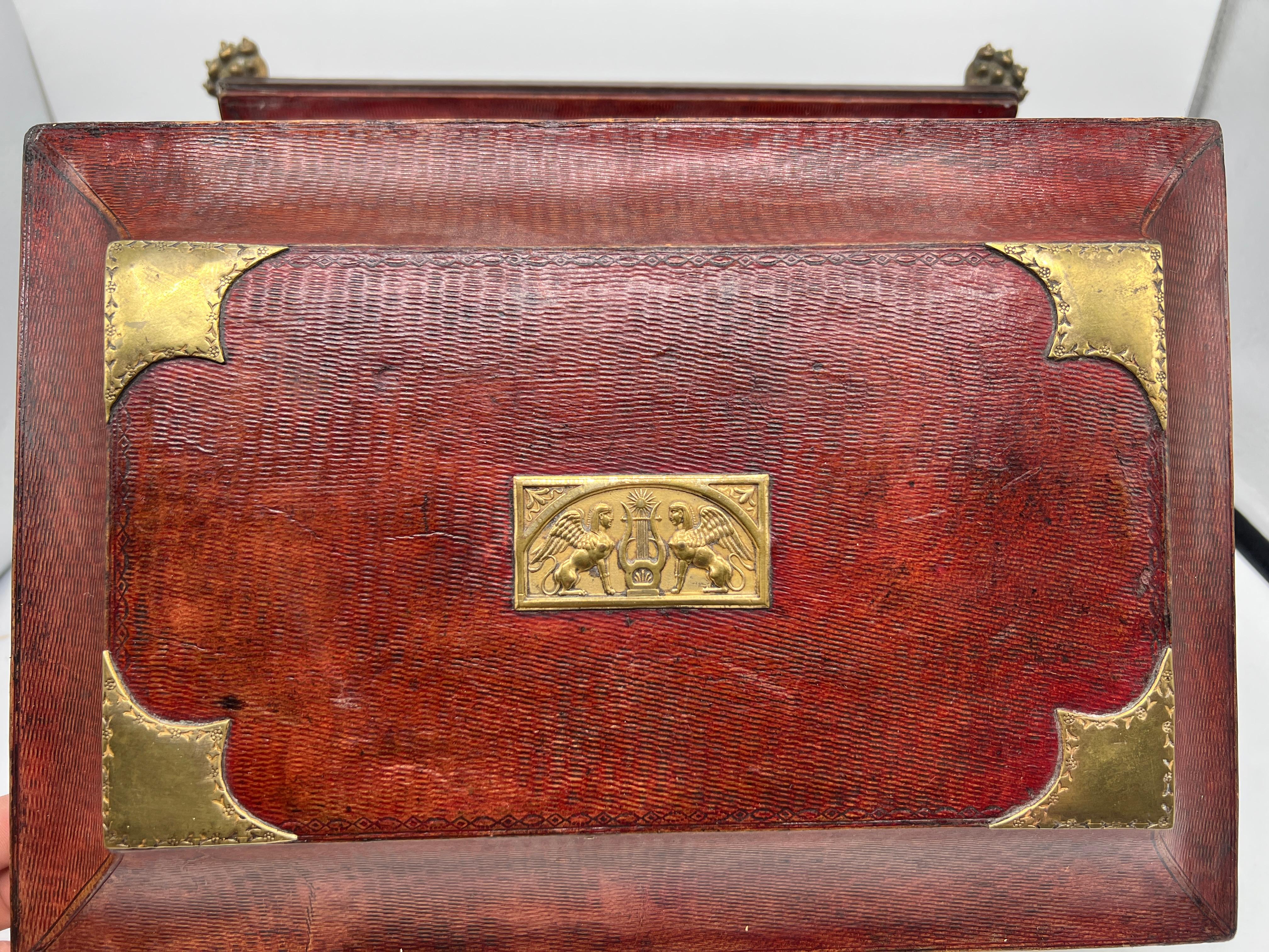 Fina caja de ormolina con asa de serpiente y cuero del renacimiento egipcio de la Regencia C. 1815 en venta 8
