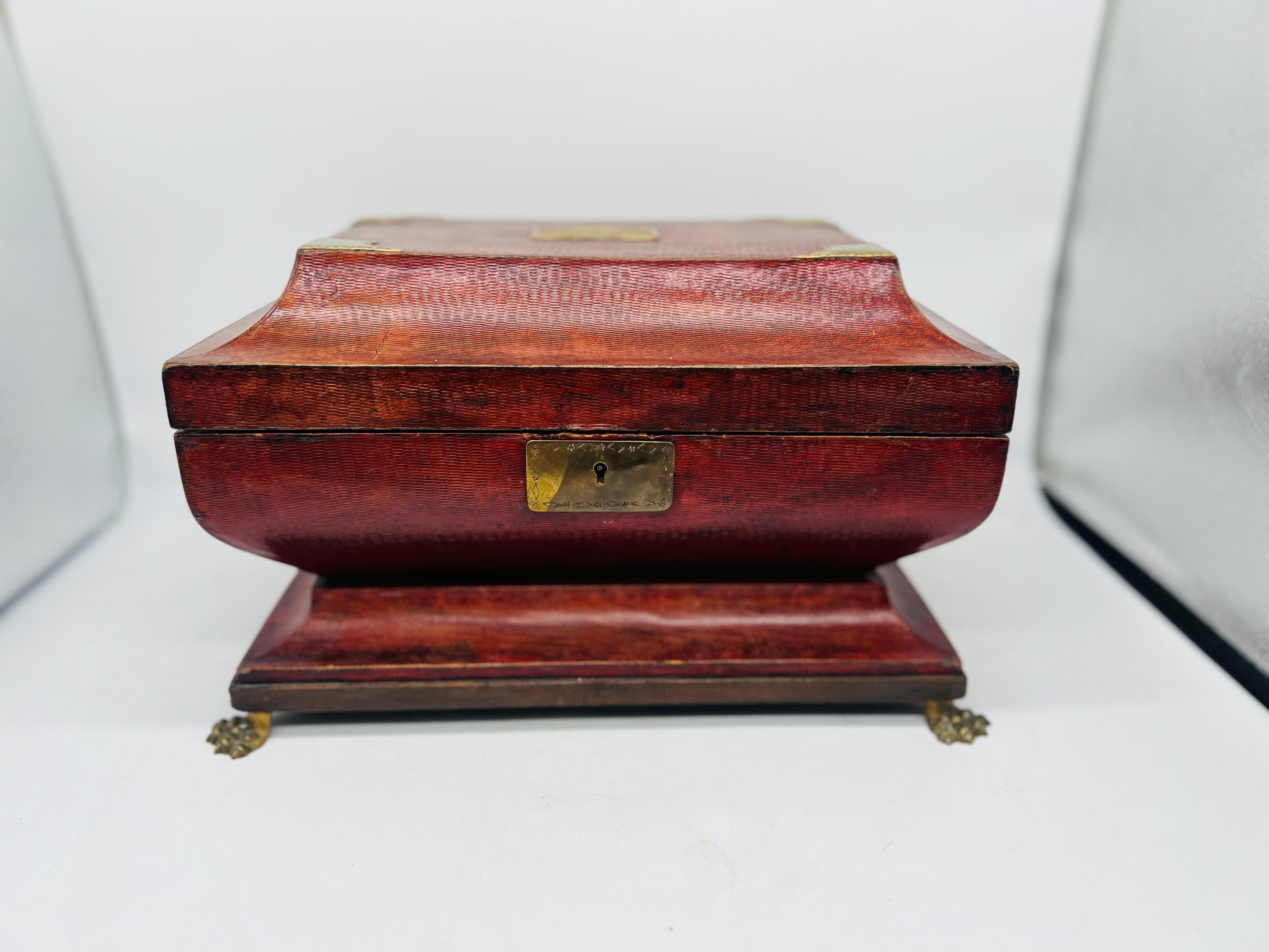 Este notable joyero o portadocumentos del periodo de la Regencia es un raro ejemplo del diseño del Renacimiento Egipcio, un estilo que ganó popularidad a principios del siglo XIX tras las campañas napoleónicas en Egipto. La caja está revestida de