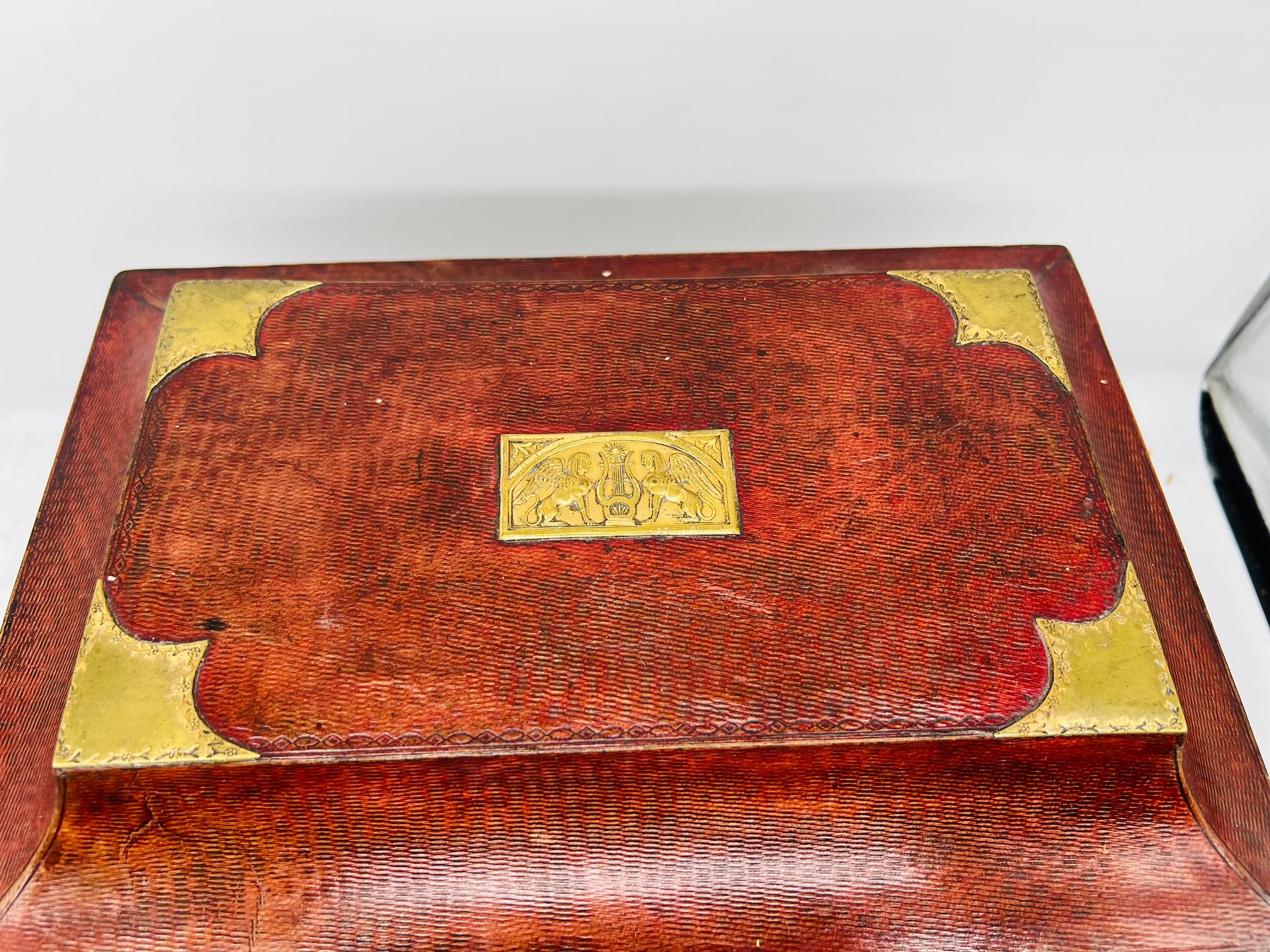 Fina caja de ormolina con asa de serpiente y cuero del renacimiento egipcio de la Regencia C. 1815 Francés en venta